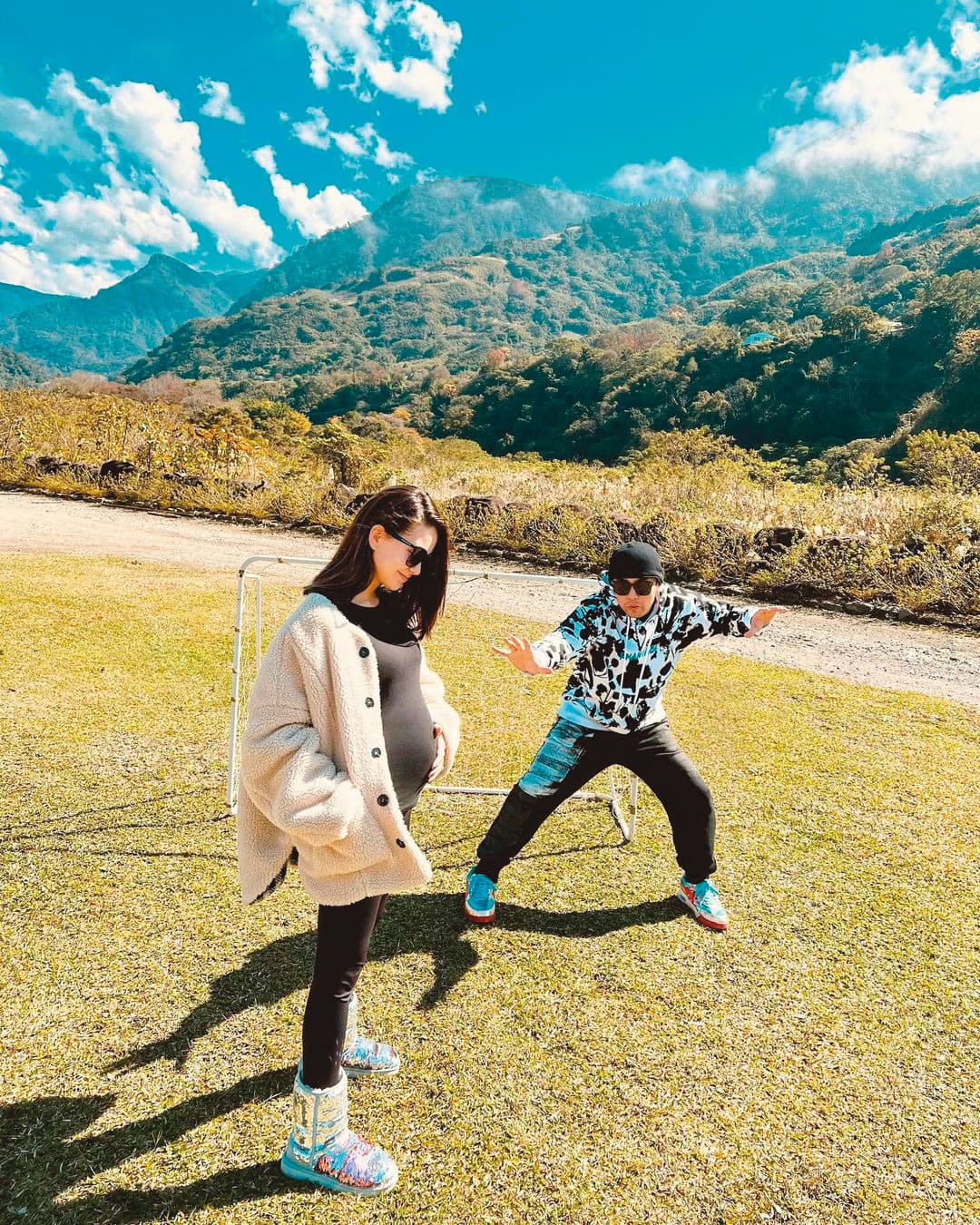 周杰倫(右)想「押『孕』」卻守不住,公布昆凌(左)懷了第三胎。(翻攝自周杰倫IG)