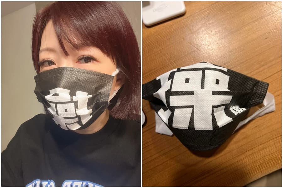 余皓然戴的口罩上大大寫著「操」，旁邊還有1個不明顯的小字「場」。（翻攝自余皓然臉書）