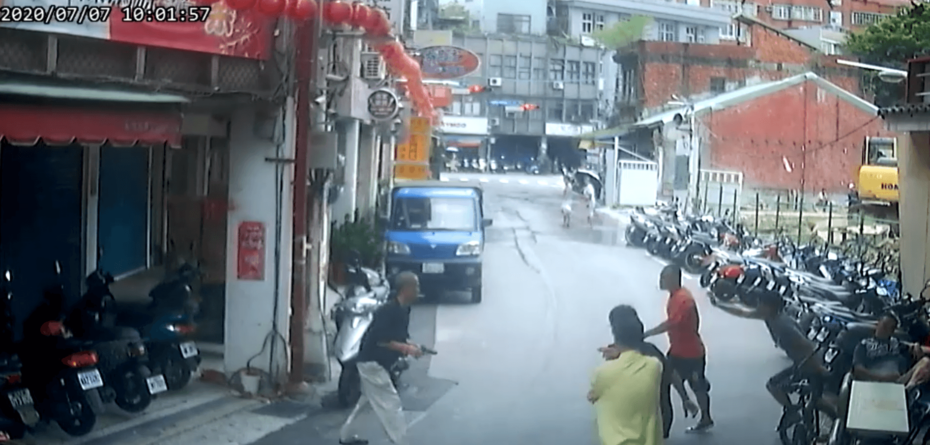擔任委員的男子持槍赴廟理論,還把槍枝上膛。(讀者提供)