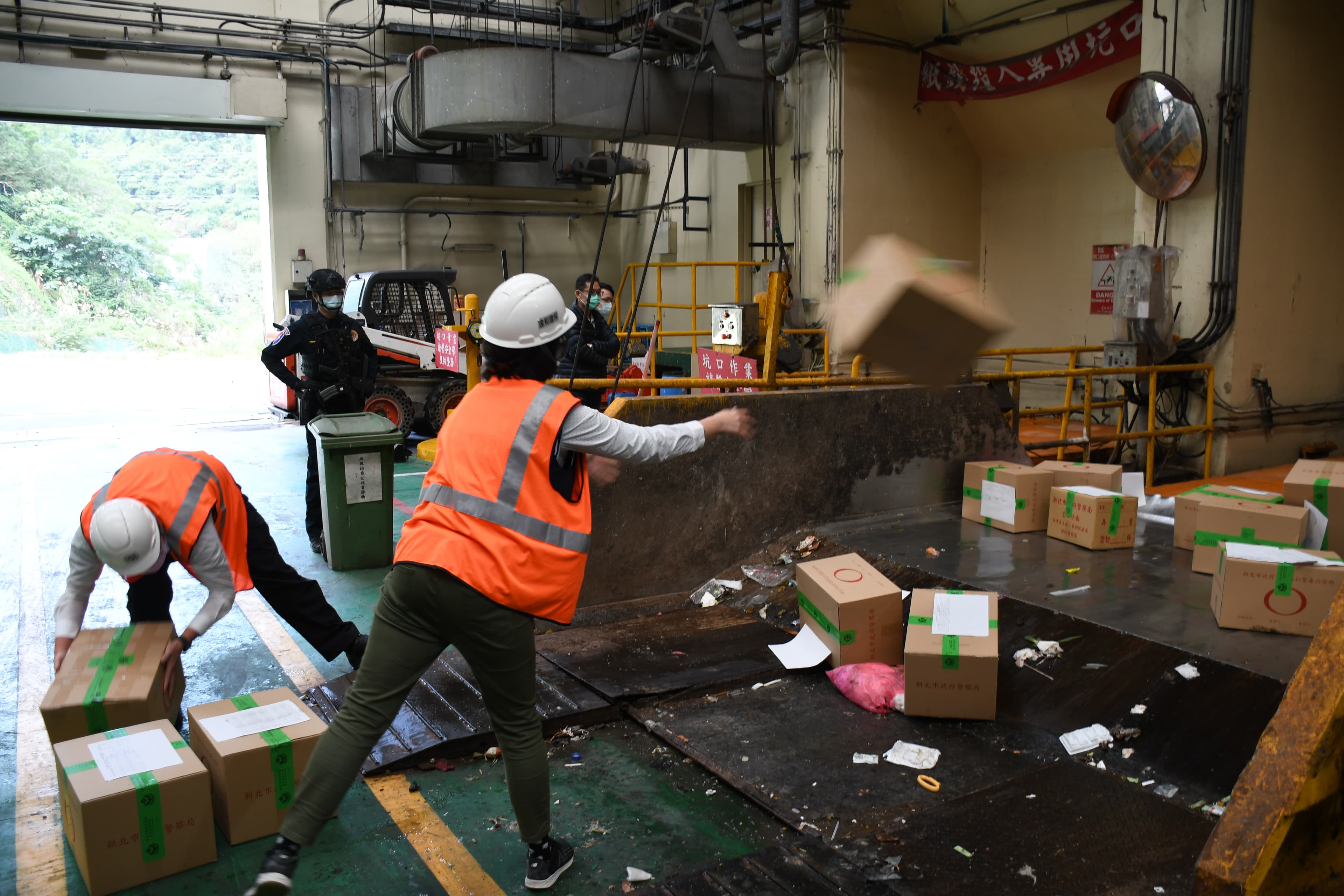 焚化廠員工將毒品送進焚化爐銷毀。(翻攝畫面)