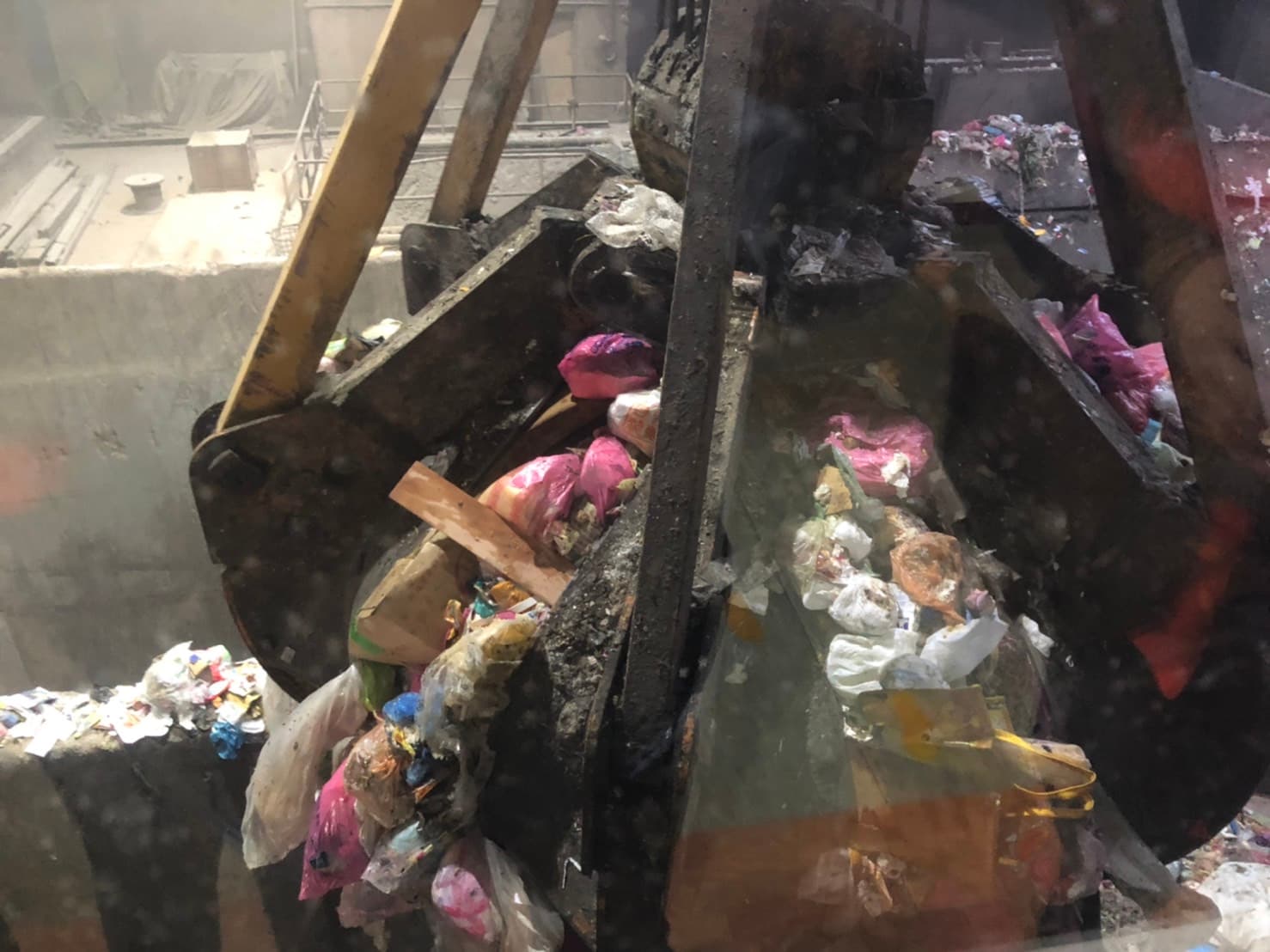 焚化廠員工操作機具將毒品送進焚化爐內銷毀。(翻攝畫面)