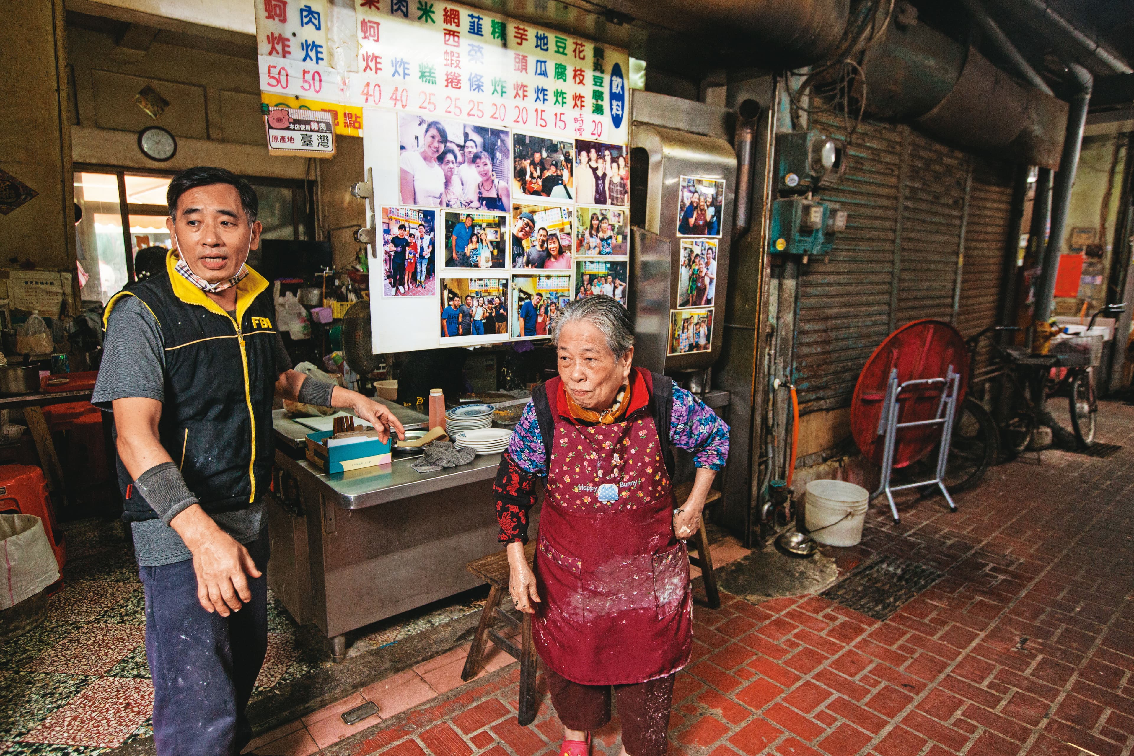 許峰銓(左)20年前看父母年紀大了,決定回家接手老店,媽媽林玉霞(右)現已84歲,還在店內幫忙。