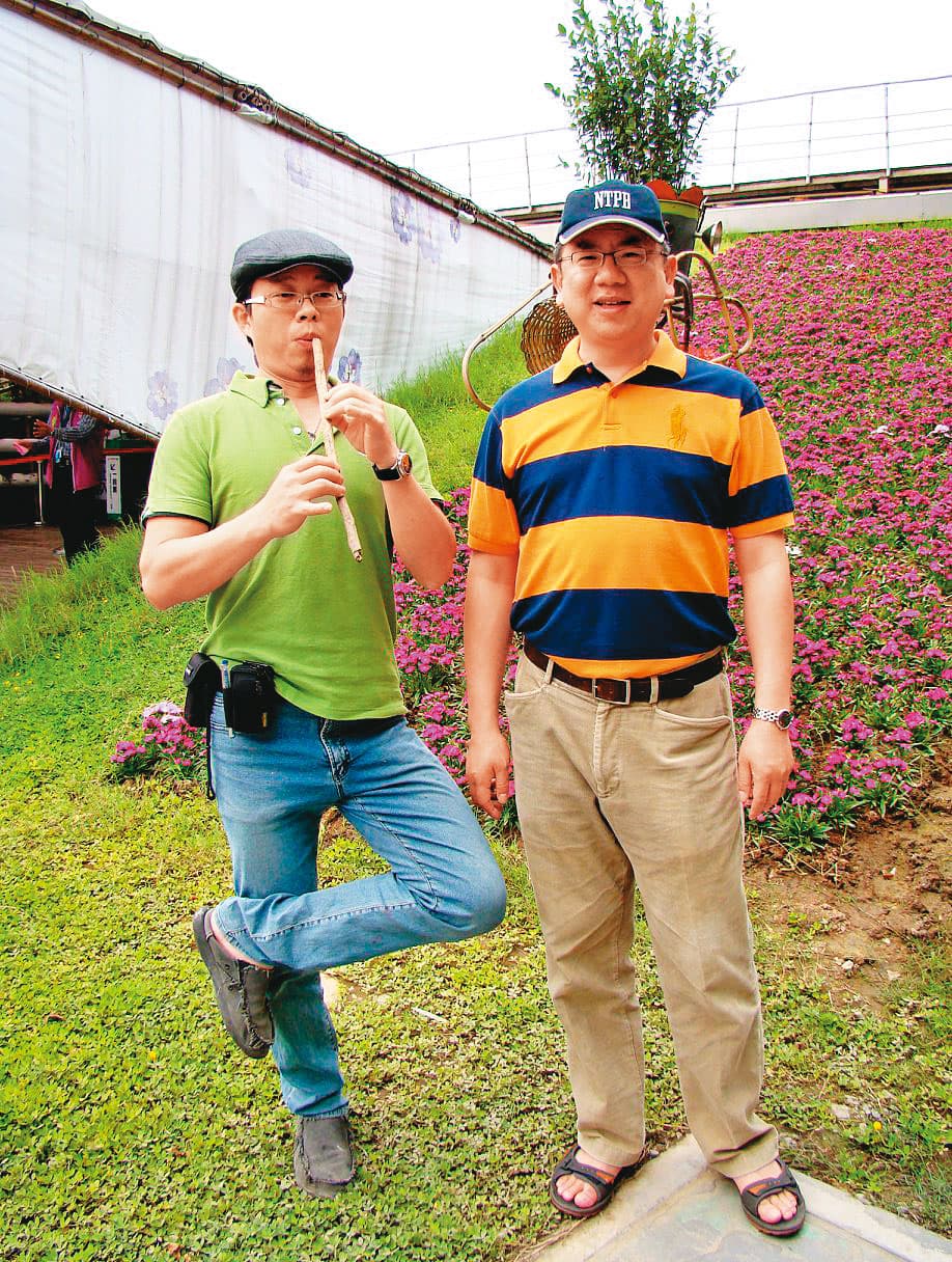 明山別館前總經理林志穎(右)力排眾議,支持曾俊琳打造妖怪村。(翻攝曾俊琳臉書)