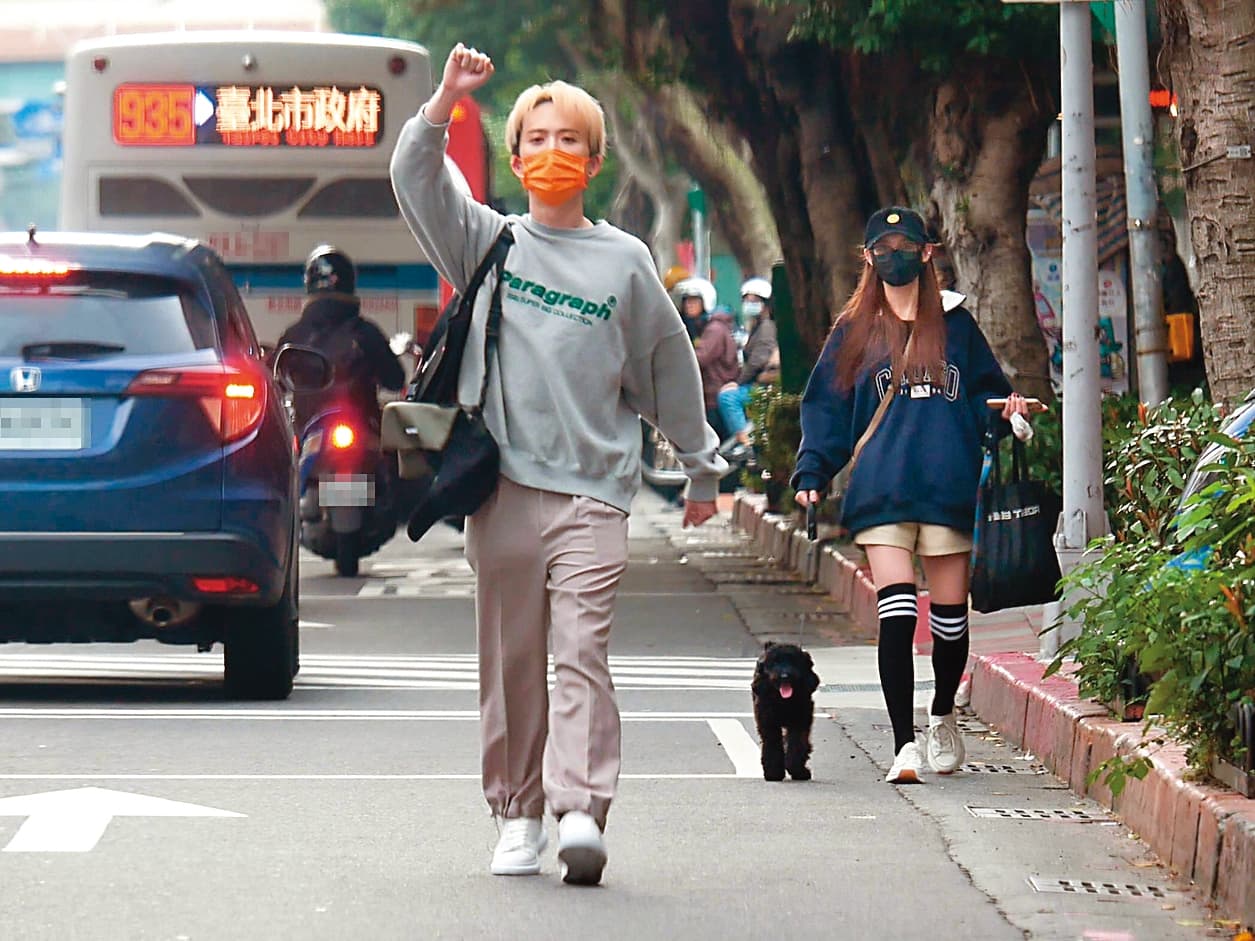 采子(右)和前老闆邱鋒澤(左)交往時曾被本刊鏡頭捕捉,但女方去年已遭解約、分手。