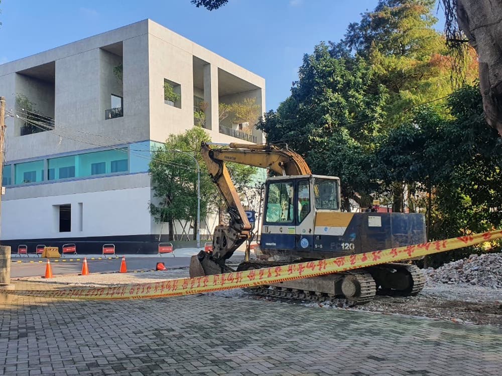緊鄰建築基地旁的綠帶,目前由新美齊集團認養,正在進行綠美化工程形塑宜居環境。