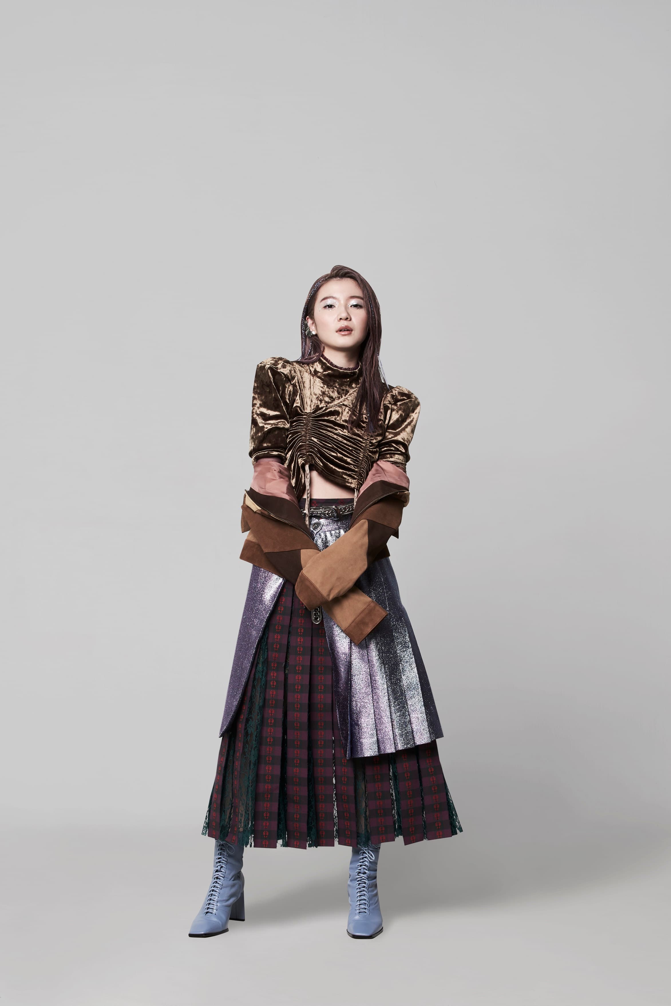 18歲天才音樂少女MeiMei是在日本出生的中國籍女孩,游歷過世界11個地方,將吸收到的養份化做歌曲能量傳遞給大家。(華納音樂提供)