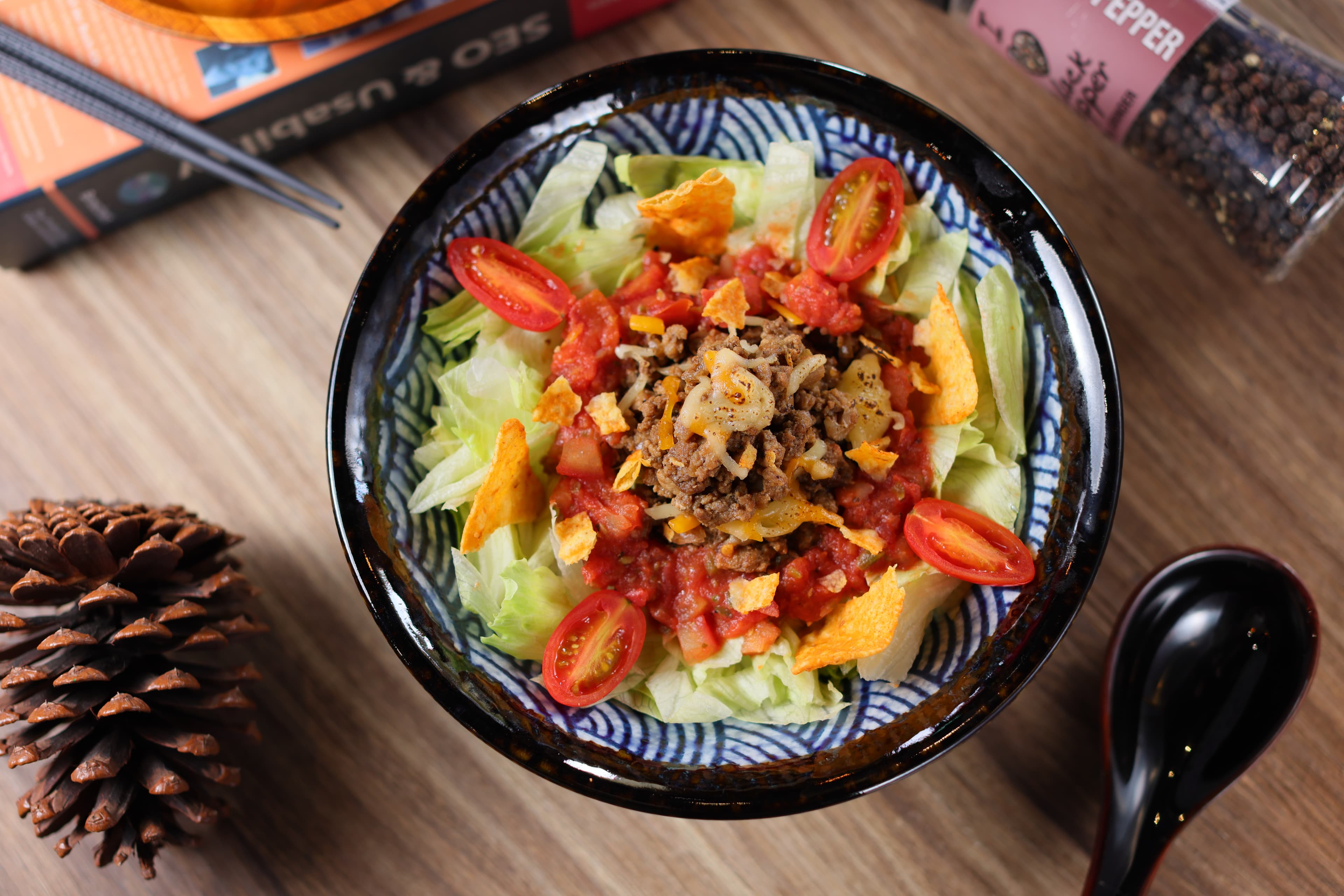 「沖繩塔可牛飯」是因美軍駐守沖繩而產生的特色美食。（280元／單點）