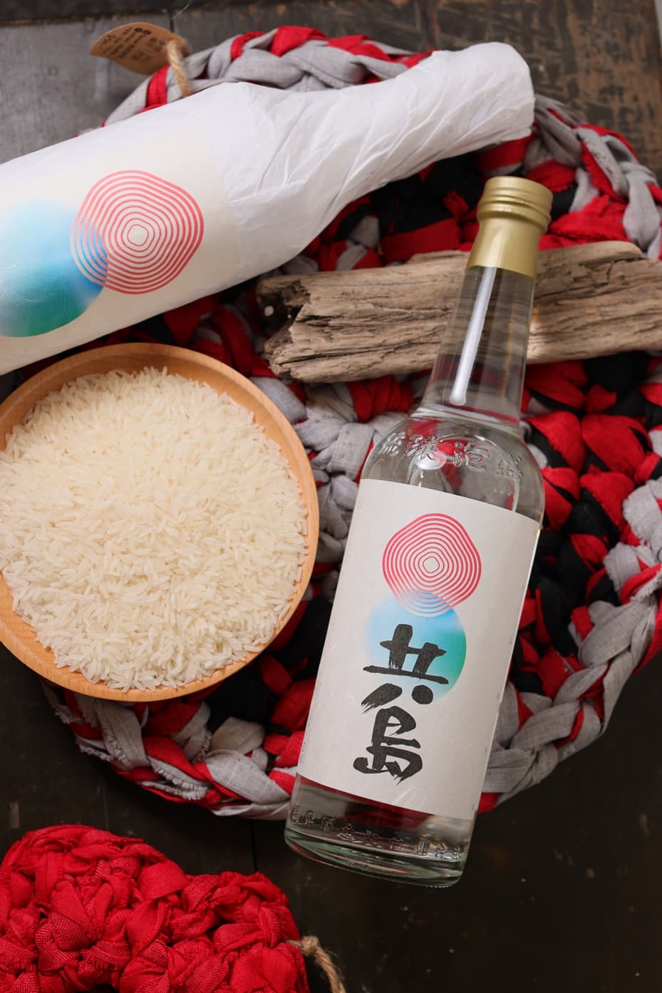 沖繩祭典常可見泡盛酒,和平島公園區與沖繩專製泡盛的老酒廠合作,推出限量共島酒。(1800元/瓶)