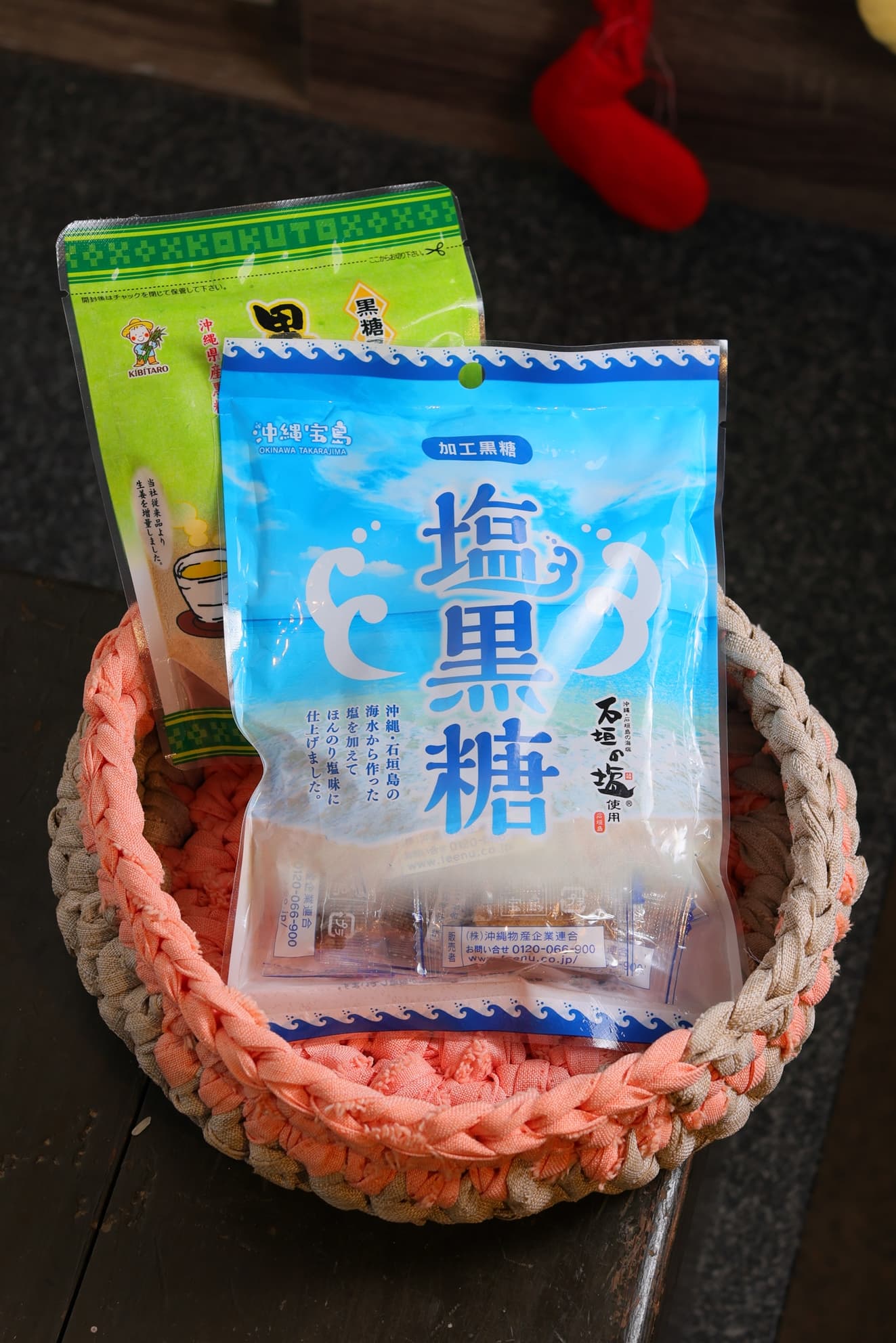 共島季期間也能買到沖繩伴手禮, 圖為沖繩海鹽黑糖。(200元/包)
