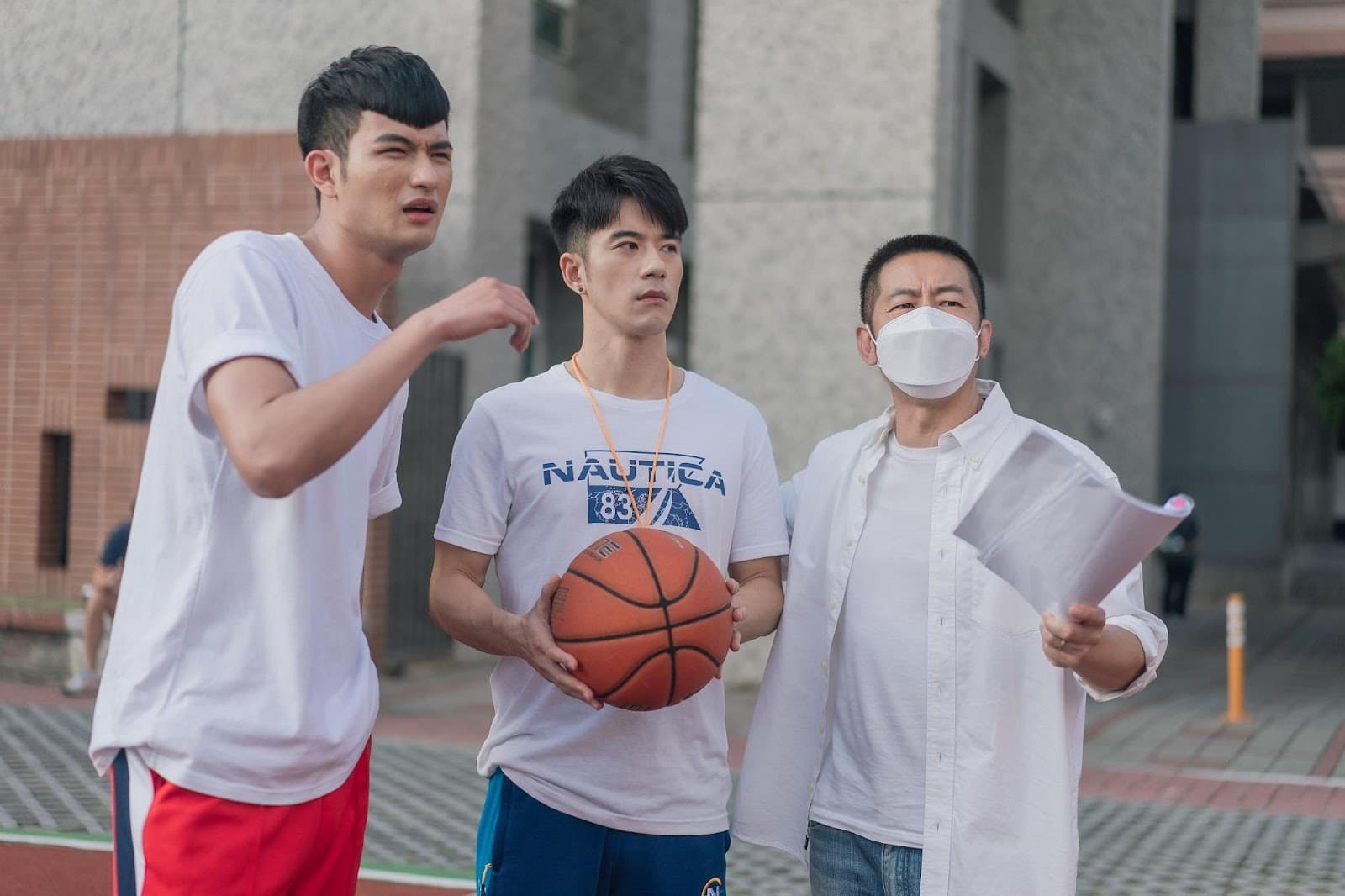 學生演員王新凱(左)、JR(中)與導演彭兆鴻(右)在拍攝現場討論許多新哏。(TVBS提供)