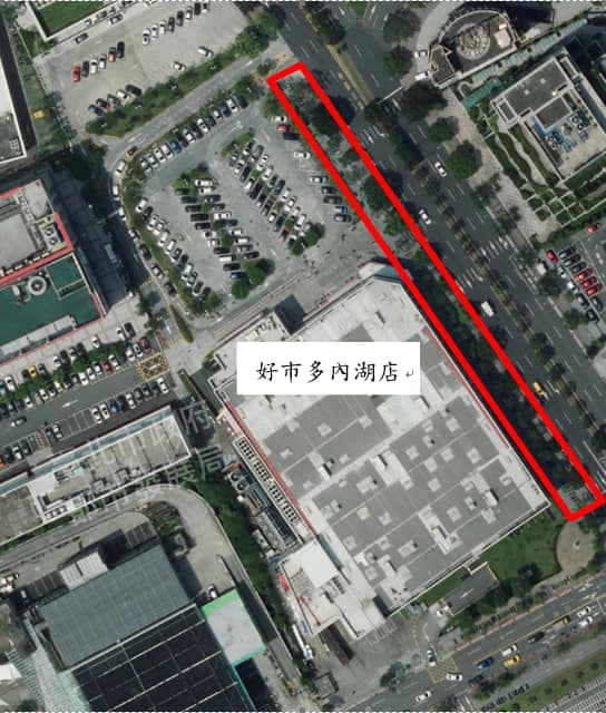內湖好市多旁人行道禁止停車。(翻攝內湖波麗士臉書)