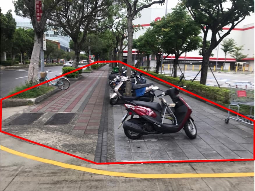 內湖好市多旁的人行道禁止停車。(翻攝內湖波麗士臉書)