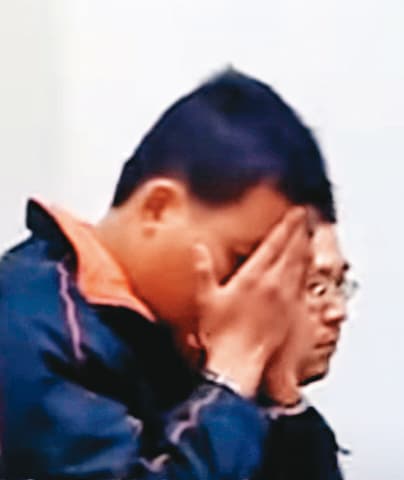 警方在拘禁肉票處的陽台洗衣機旁,發現以紙箱掩護藏匿的林姓綁匪。(東森新聞提供)