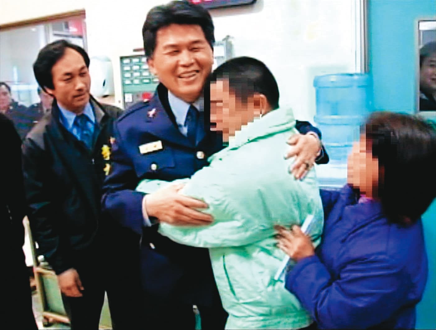 兒子獲釋後,謝父抱著時任桃園縣警察局局長的林德華表達感謝之意。(東森新聞提供)