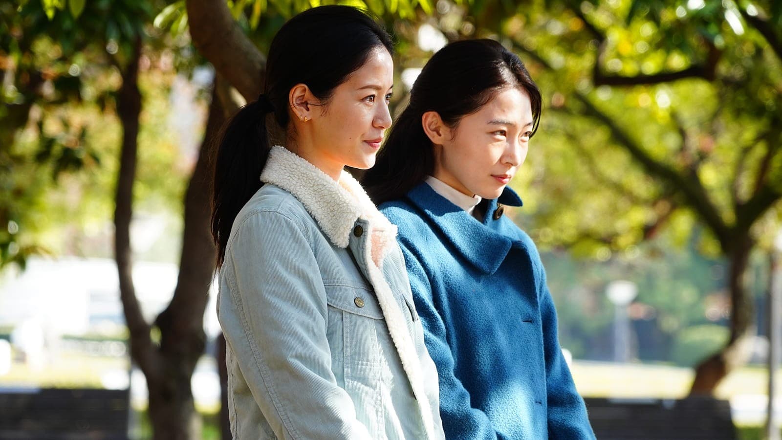 袁子芸(左)和韓國演員朴有林在劇中劇《凡尼亞舅舅》有吃重戲份。(東昊影業提供)