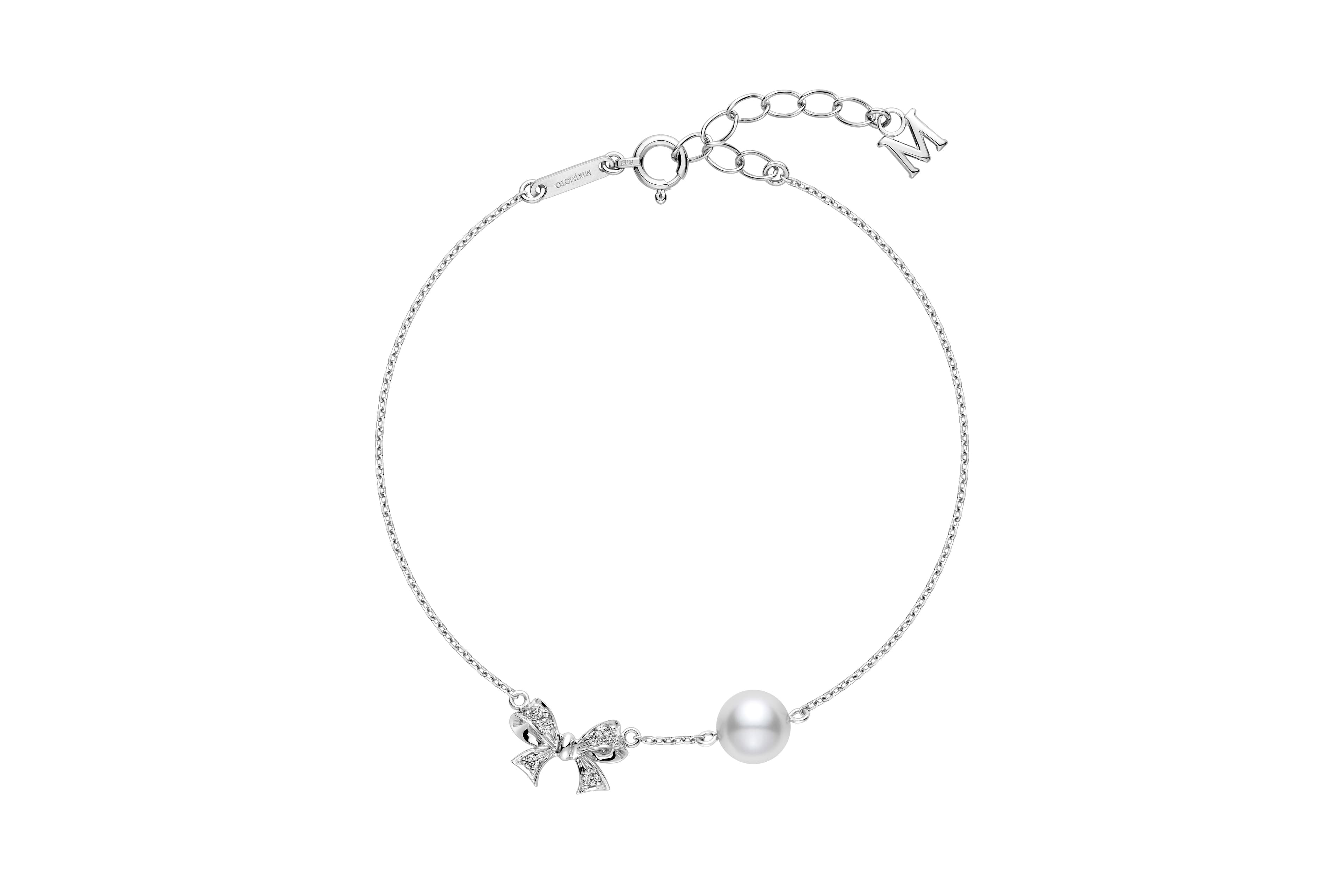 MIKIMOTO 18K白金珍珠蝴蝶結手鍊。NT$ 34,000(MIKIMOTO提供)