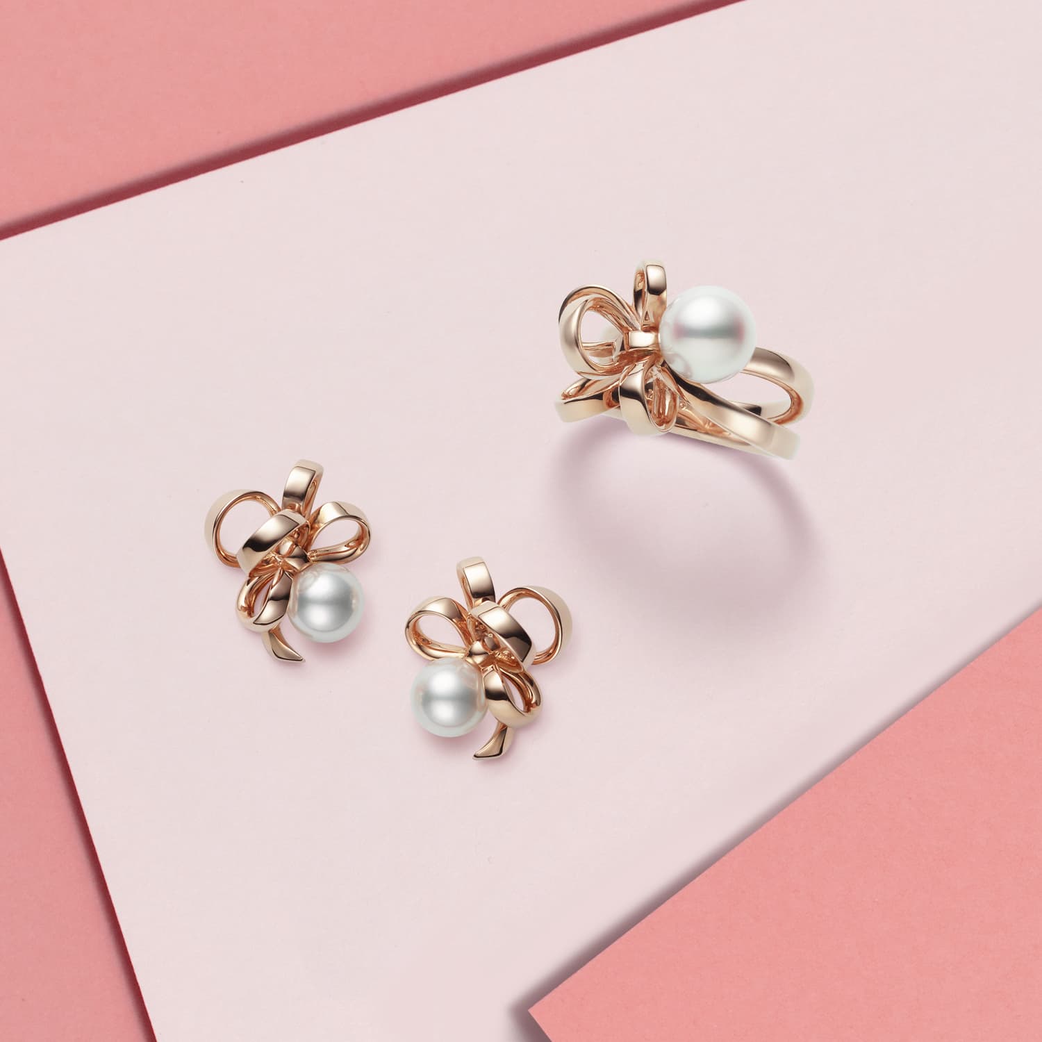 (圖上)MIKIMOTO Jeux de Rubans系列18K粉紅金珍珠戒指NT$113,000、18K粉紅金針式耳環NT$93,000。(MIKIMOTO提供)