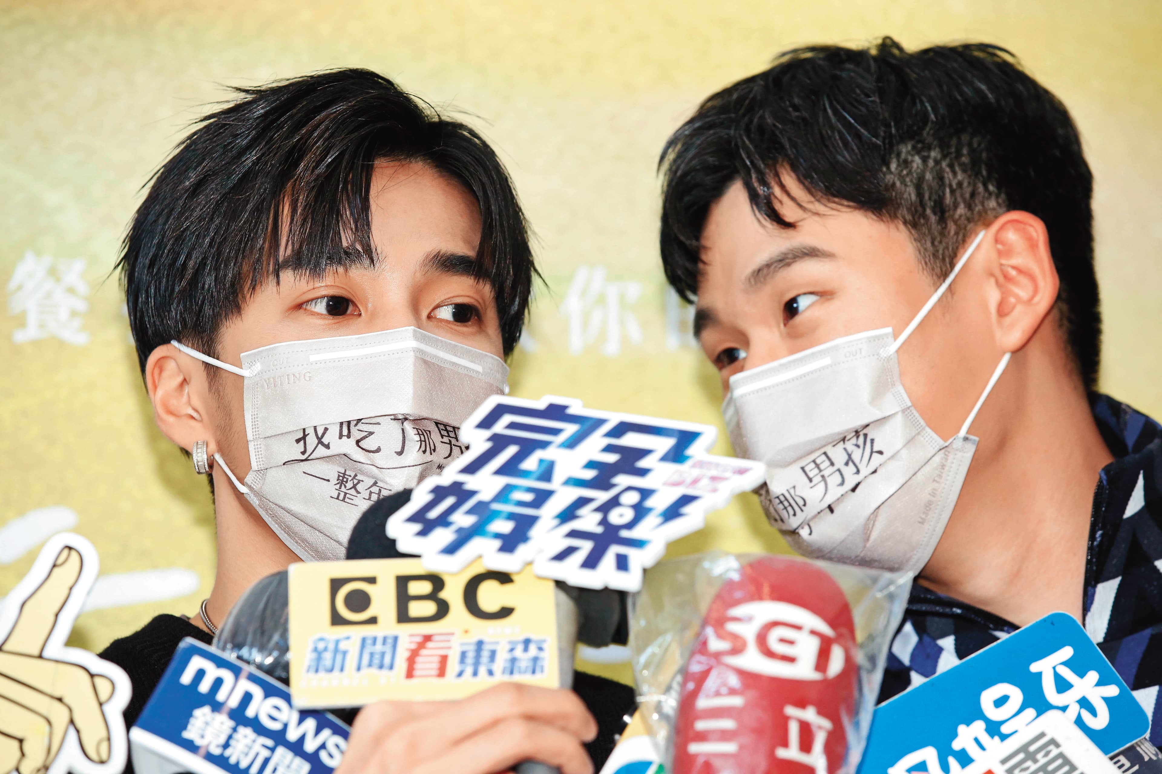 婁峻碩(左)演出《我吃了那男孩一整年的早餐》,與男主角周興哲(右)有對打戲。
