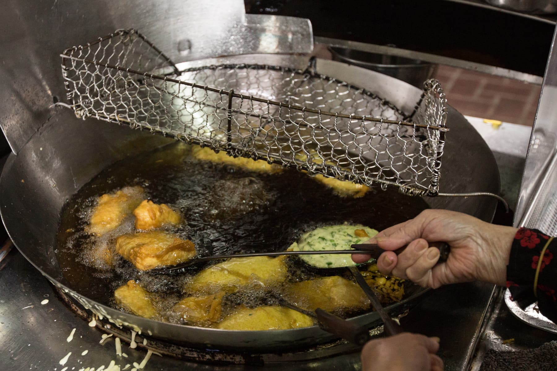 不管是蚵肉炸、清蚵炸或是菜蚵炸，入鍋後都要不時翻動，避免焦黑。