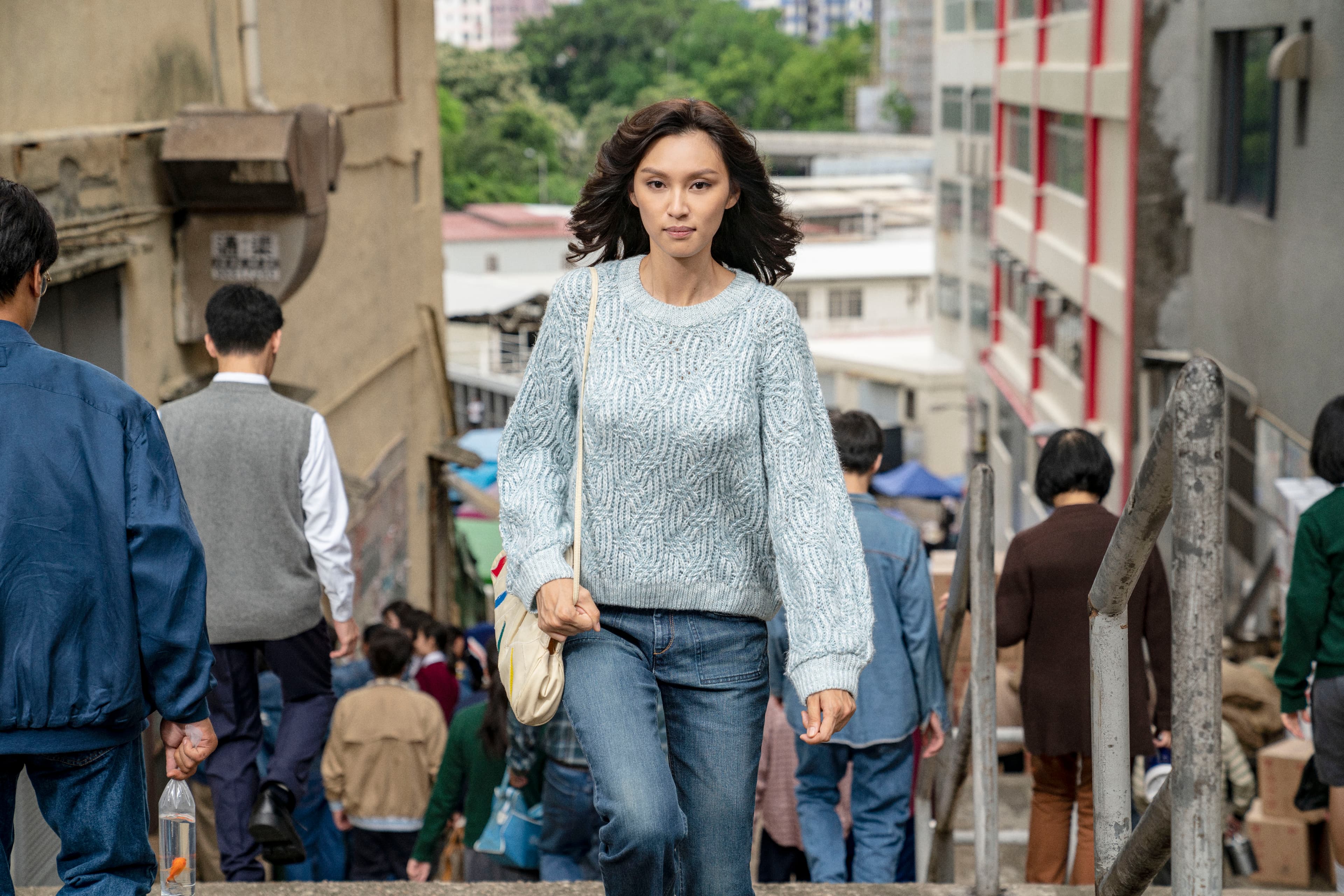 《梅艷芳》(導演版)以5集的篇幅,還原了80到90年代香港的城市風景,難得可貴。(Disney+提供)
