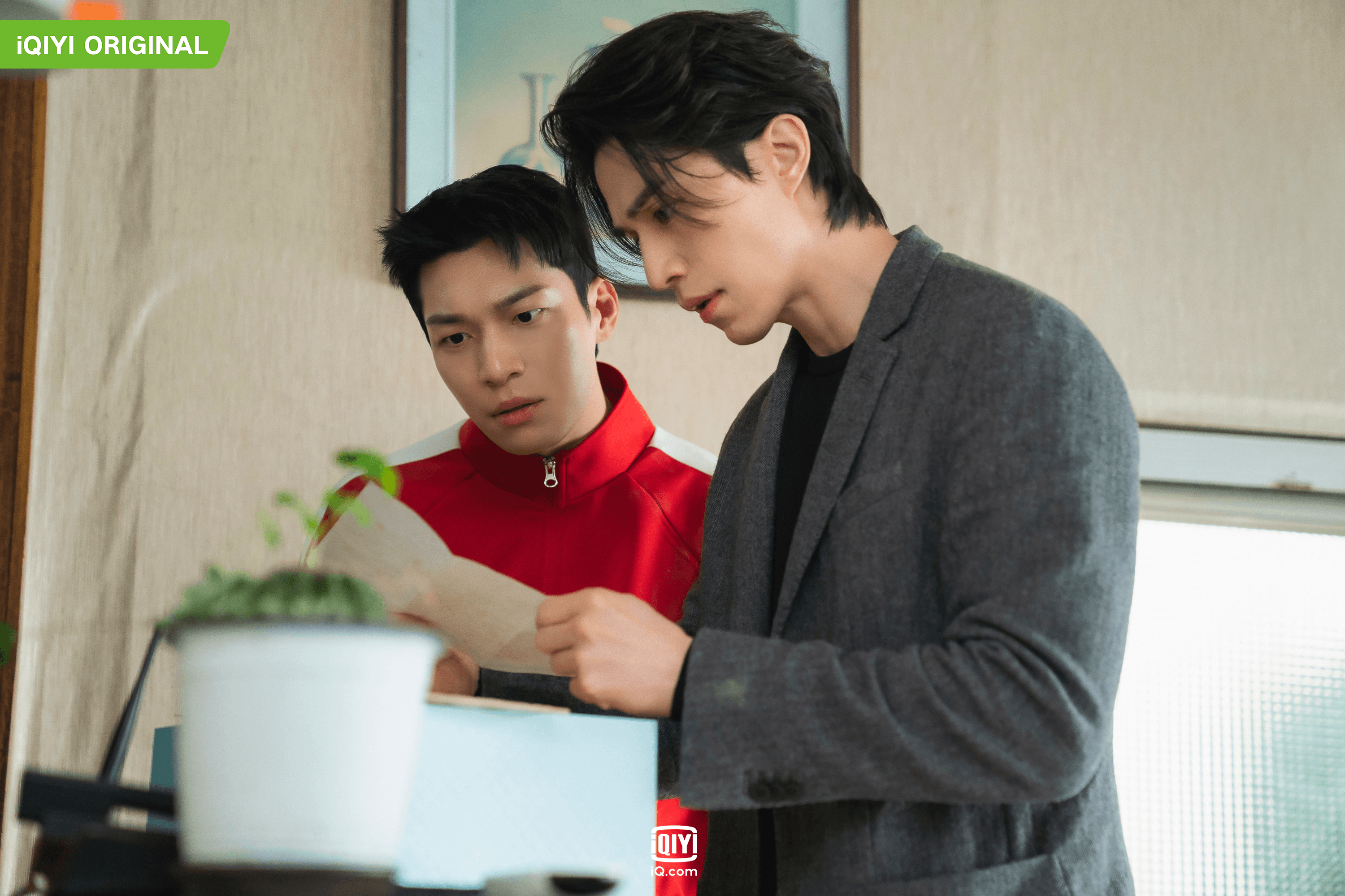 與李棟旭合作讓魏嘏隽讚不絕口,自爆兩人住很近,以後還想常常約對方出來。(愛奇藝國際站提供)