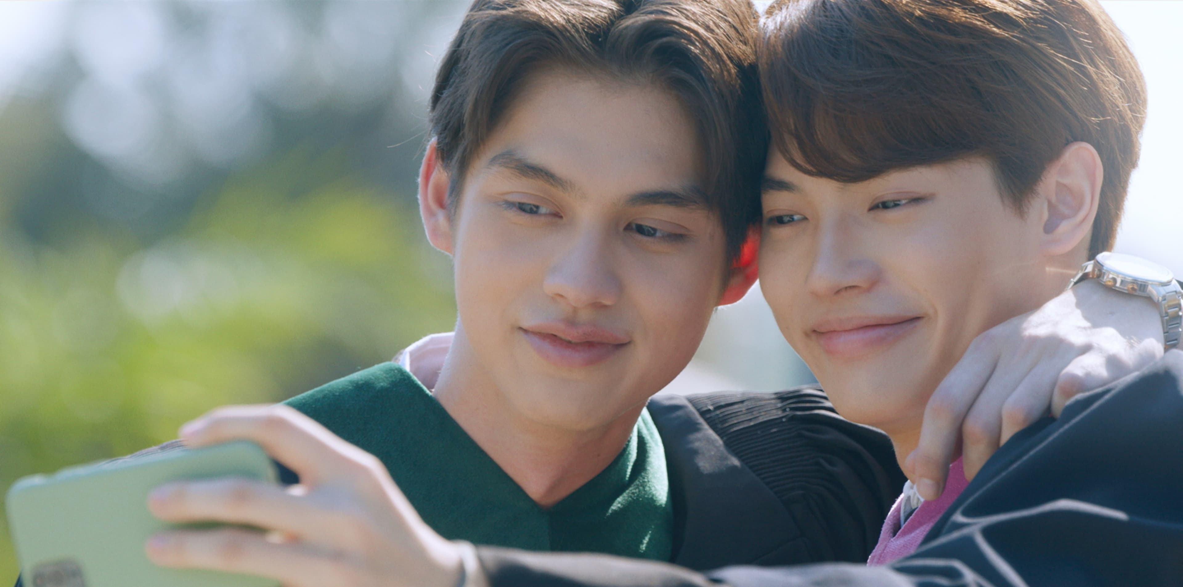 電影《2gether:只因我們天生一對》靠粉絲熱烈敲碗誕生,Bright(左)和Win為電影版重聚拍攝特別片段寵粉。(威視電影提供)