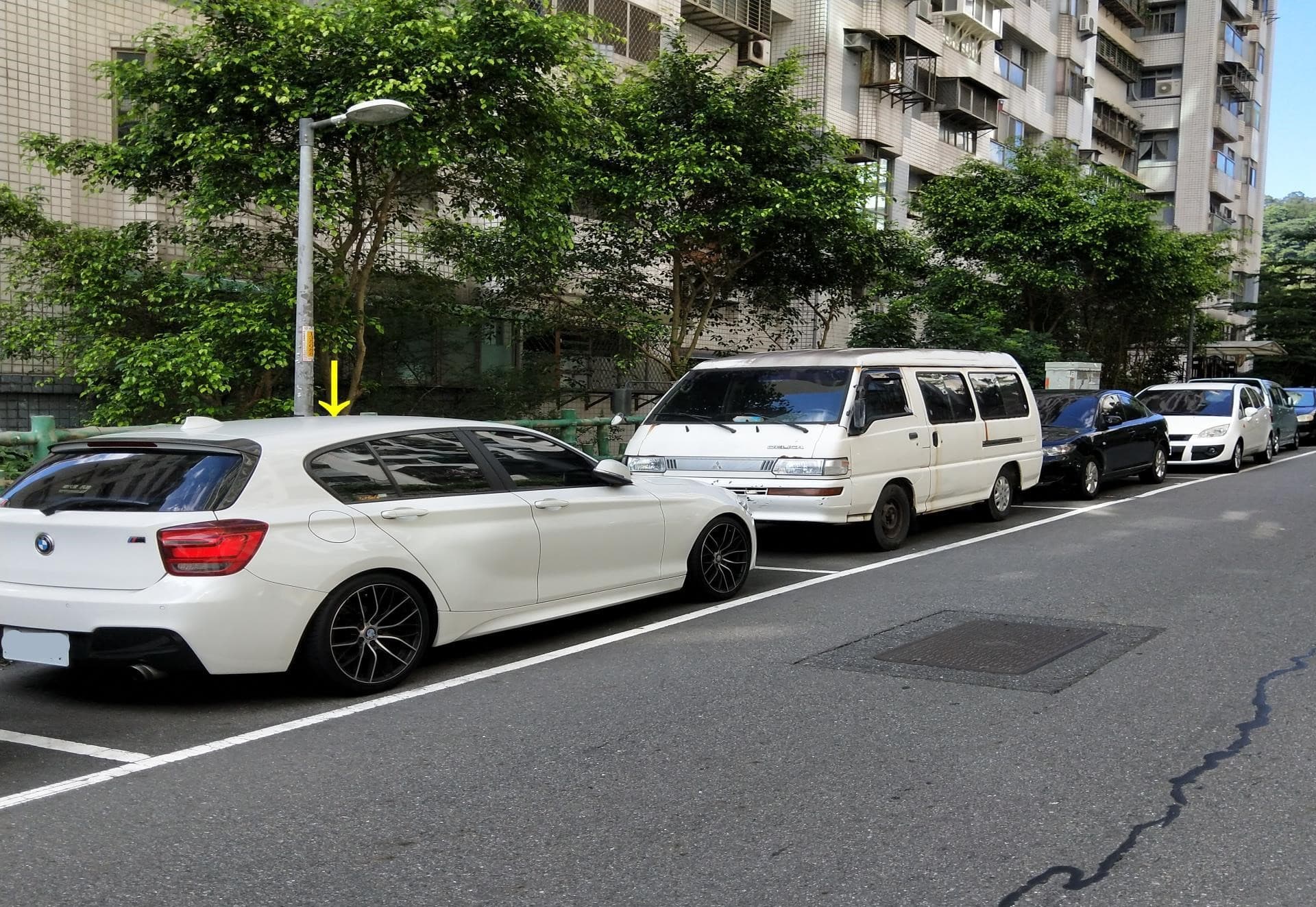 就算是在停車格,逆向停車也是違規。(新北市政府交通事件裁決處提供)