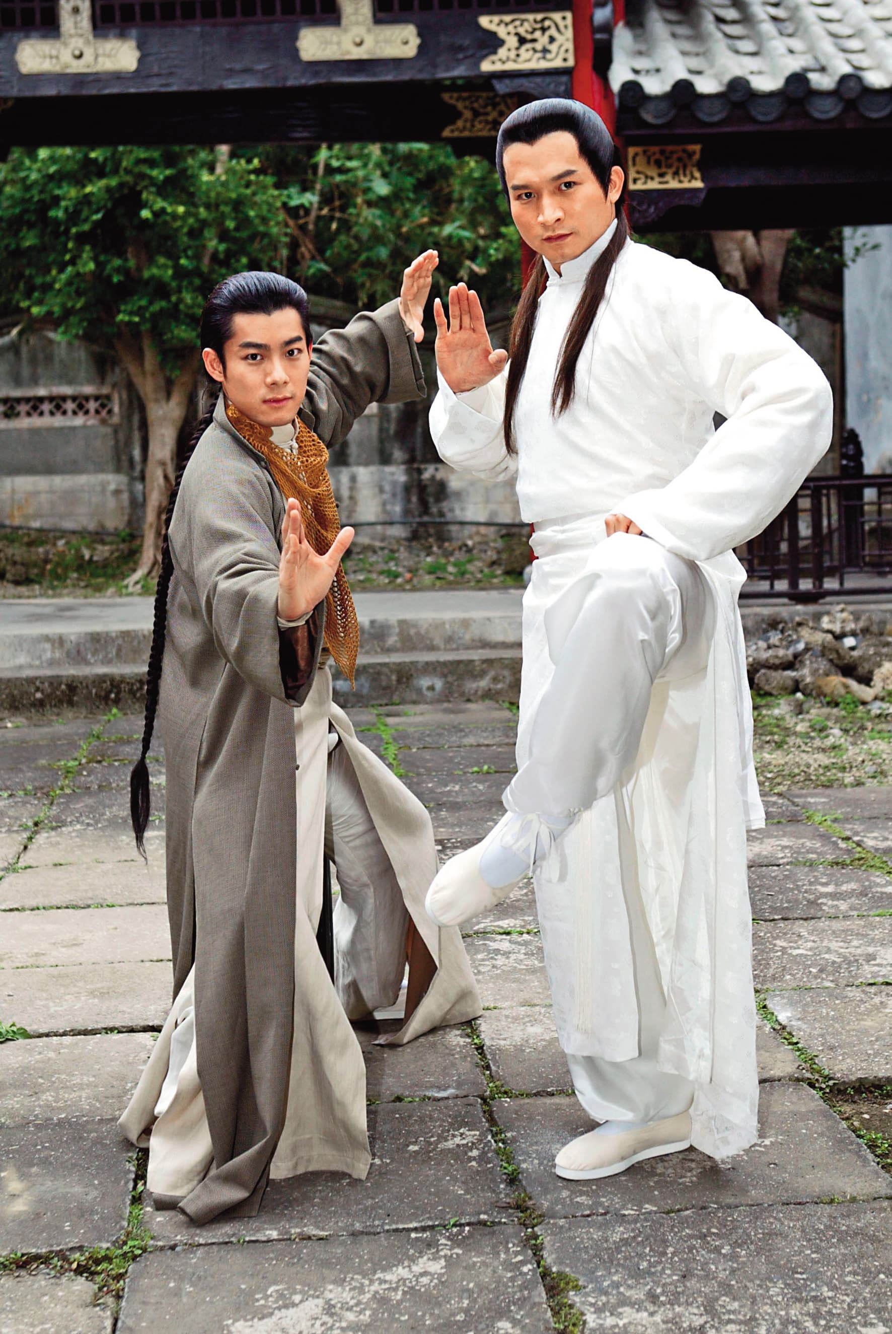 秦楊(右)曾和施易男(左)在民視合作古裝電視劇《八兩金》。(東方IC)