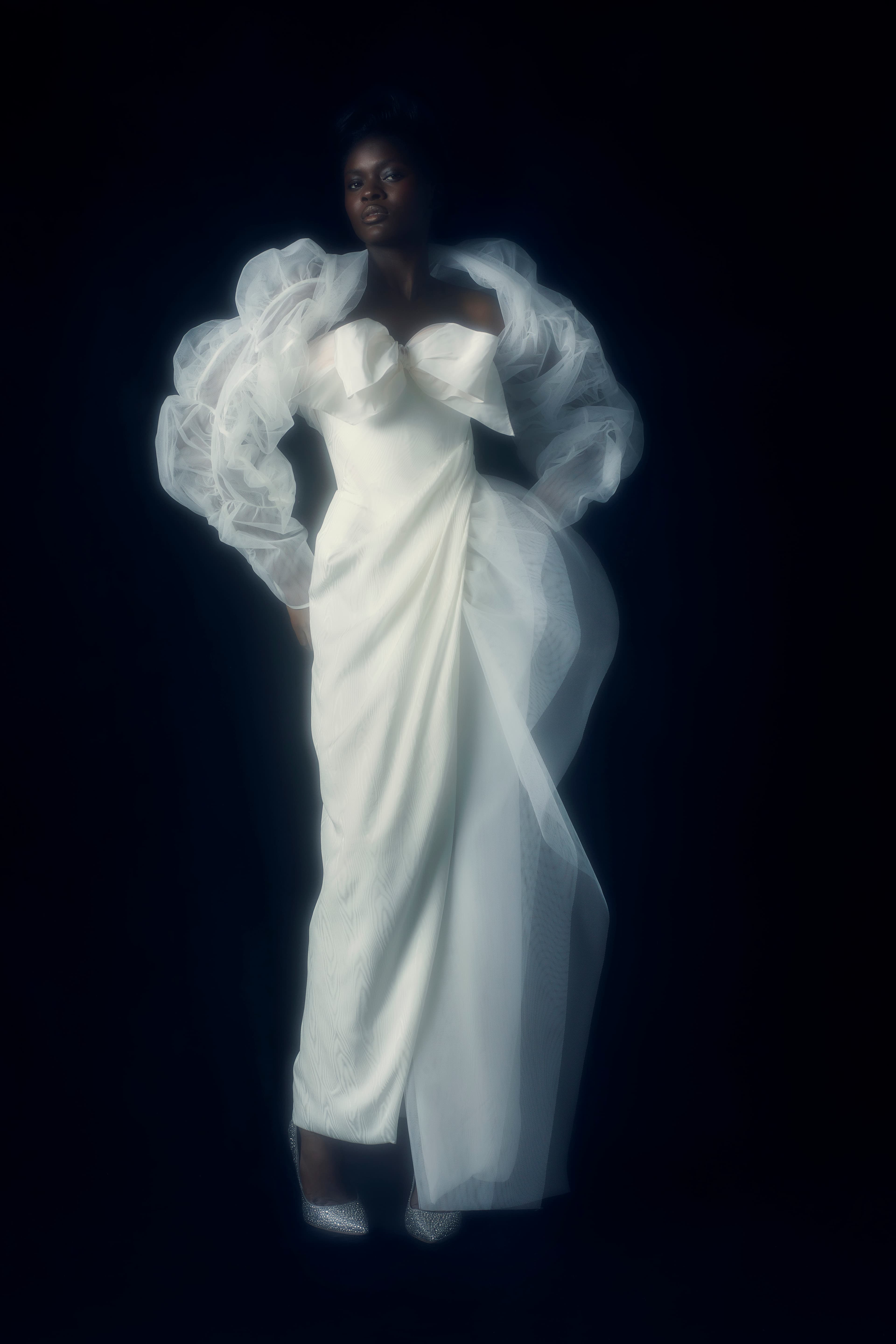 Andreas Kronthaler for Vivienne Westwood 2022春夏訂製系列中,無論是1950年女星瑪麗蓮夢露及當代經典造型為靈感的沙漏廓形,亦或是將18世紀的凡爾賽宮朝服的華麗剪裁應用於婚紗禮服之上,讓人不禁聯想到Marie Antoinette的盛世美貌,都在盡情展現柔美嫵媚同時,更體現女性時尚的矛盾與沖突。(Vivienne Westwood提供)