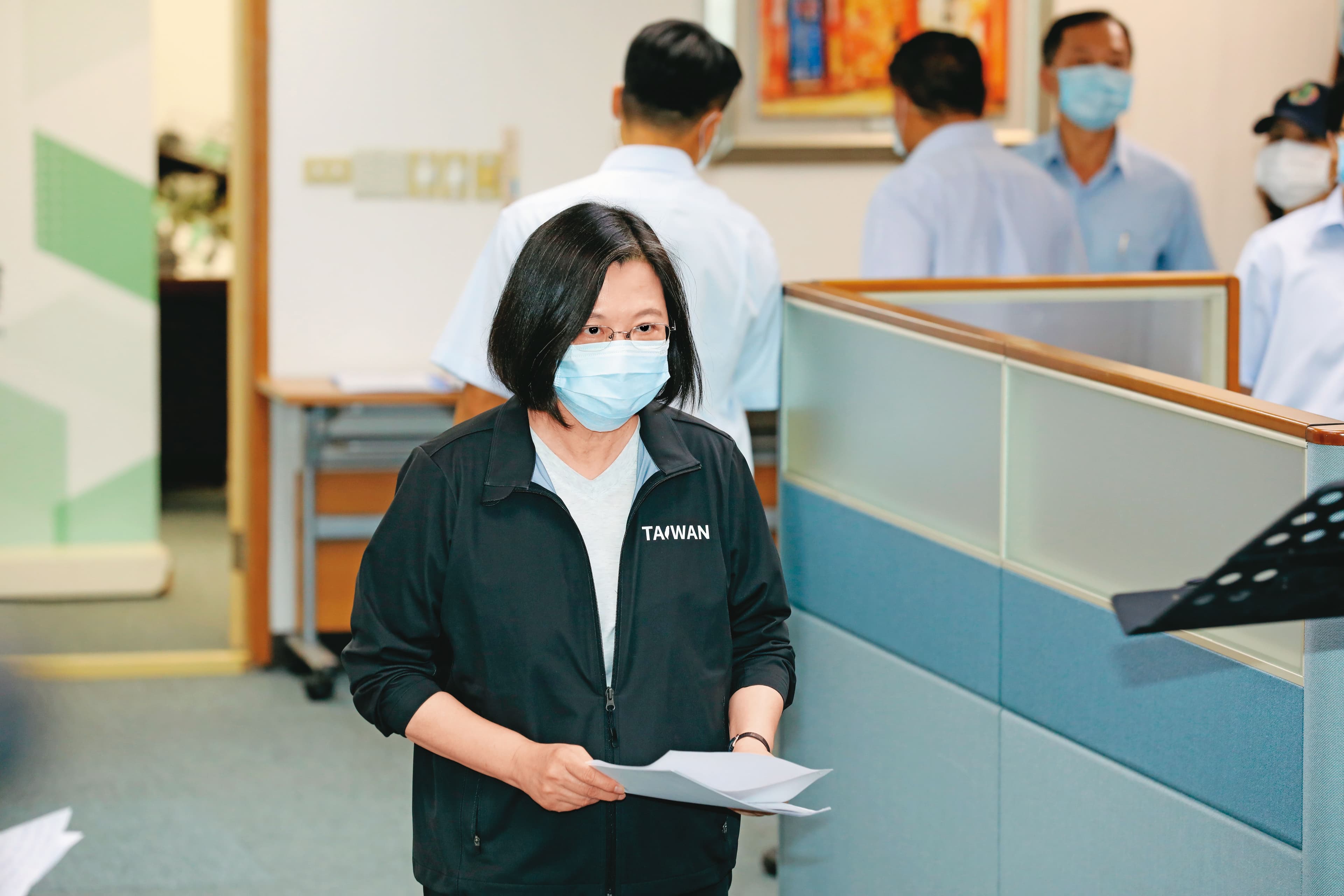 蔡英文拍板年底選舉期程延至農曆年後展開,黨內醞釀組政務官「會做事連線」戰隊出戰縣市長。