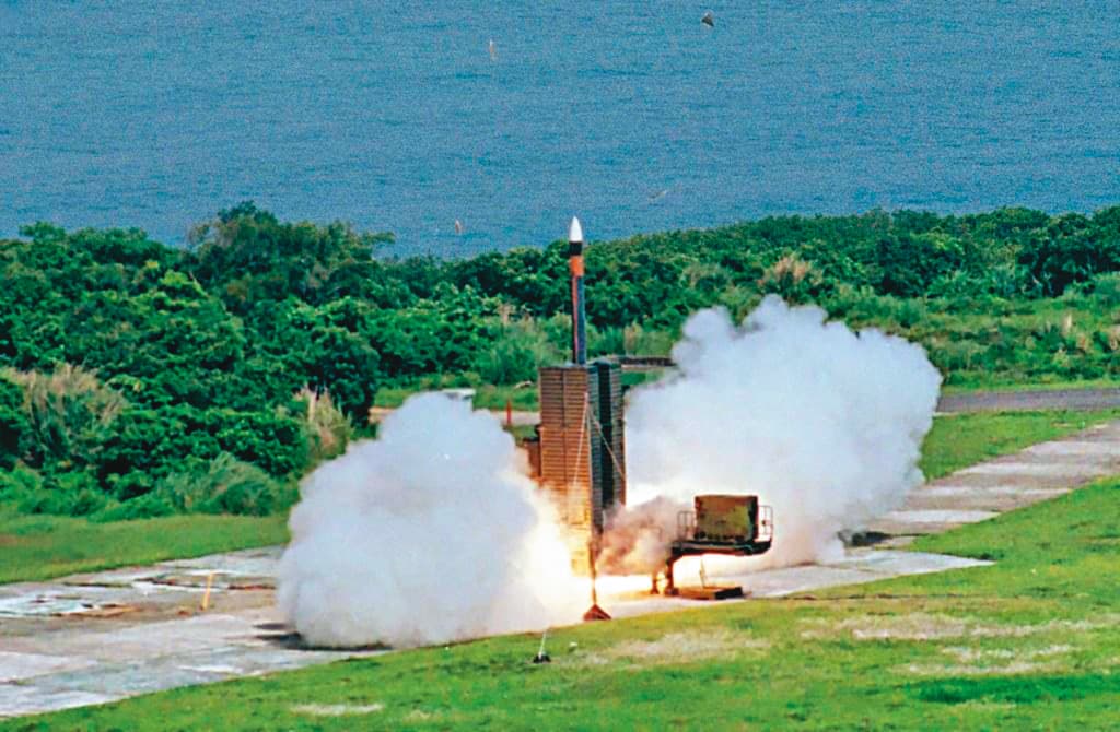 天弓三型飛彈屬陸基型防空武器,最快速度達7馬赫,國防部已追加預算量產,提升台灣防空戰力。(翻攝中科院官網)
