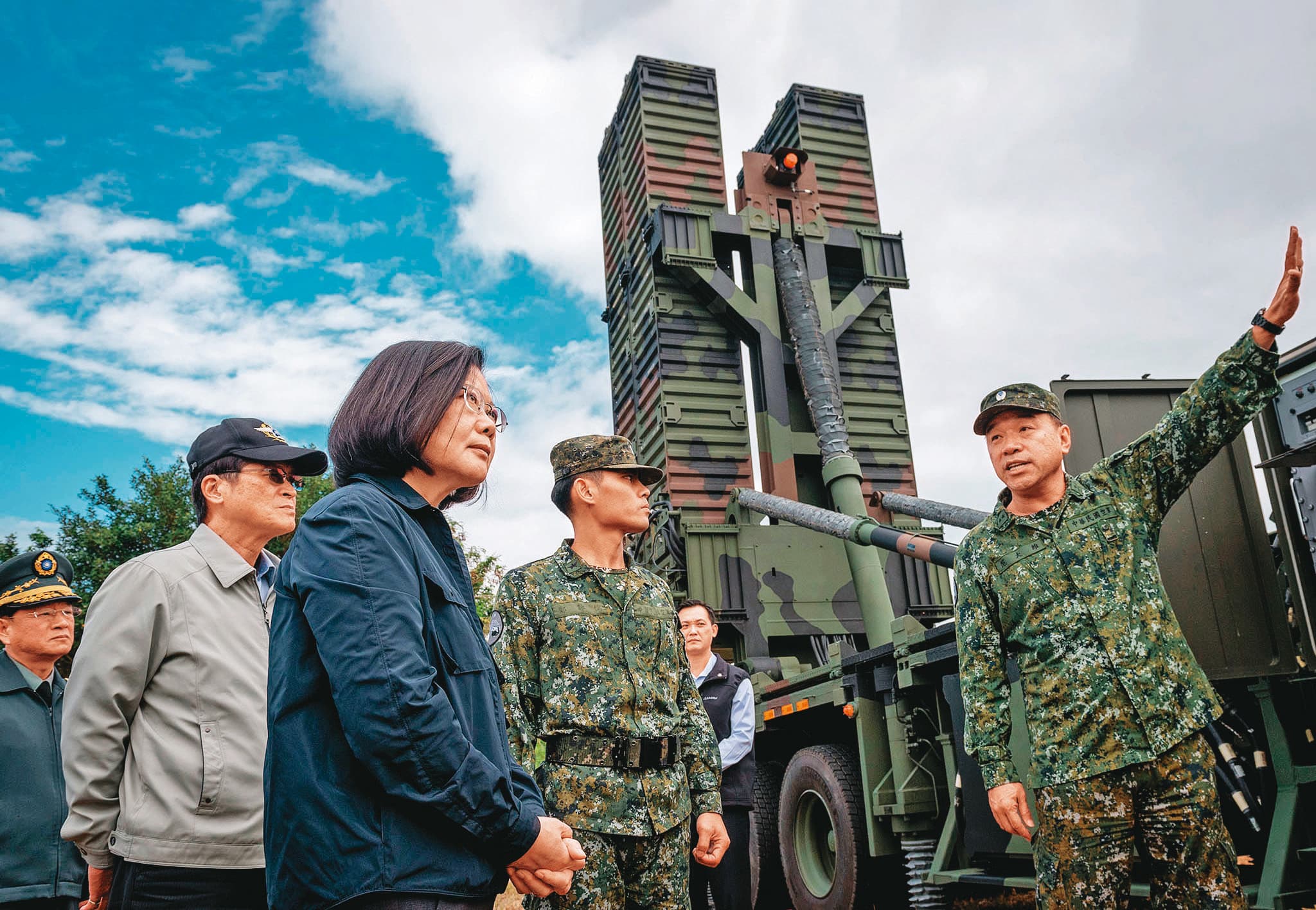 總統蔡英文去年2月赴花蓮視察空軍防空飛彈指揮部飛彈基地,了解天弓飛彈部署狀況。(總統府提供)