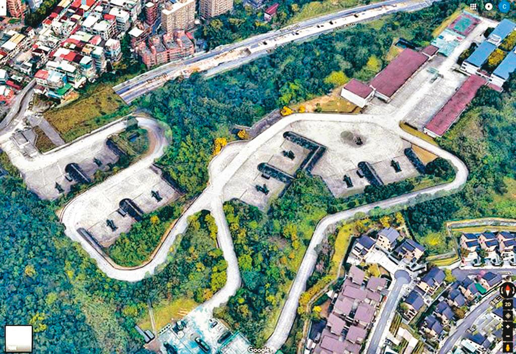 國防部近來在全台各地增建12個飛彈陣地,全面提升空防戰力。圖為新店飛彈布防概況。(翻攝Google Maps)