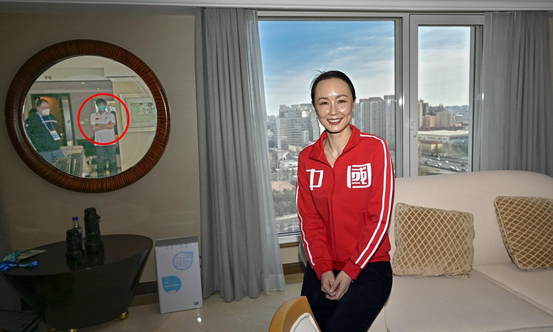 彭帥近期接受訪問時,驚見一名「背後靈」監視採訪過程。(翻攝自《團隊報》網站)
