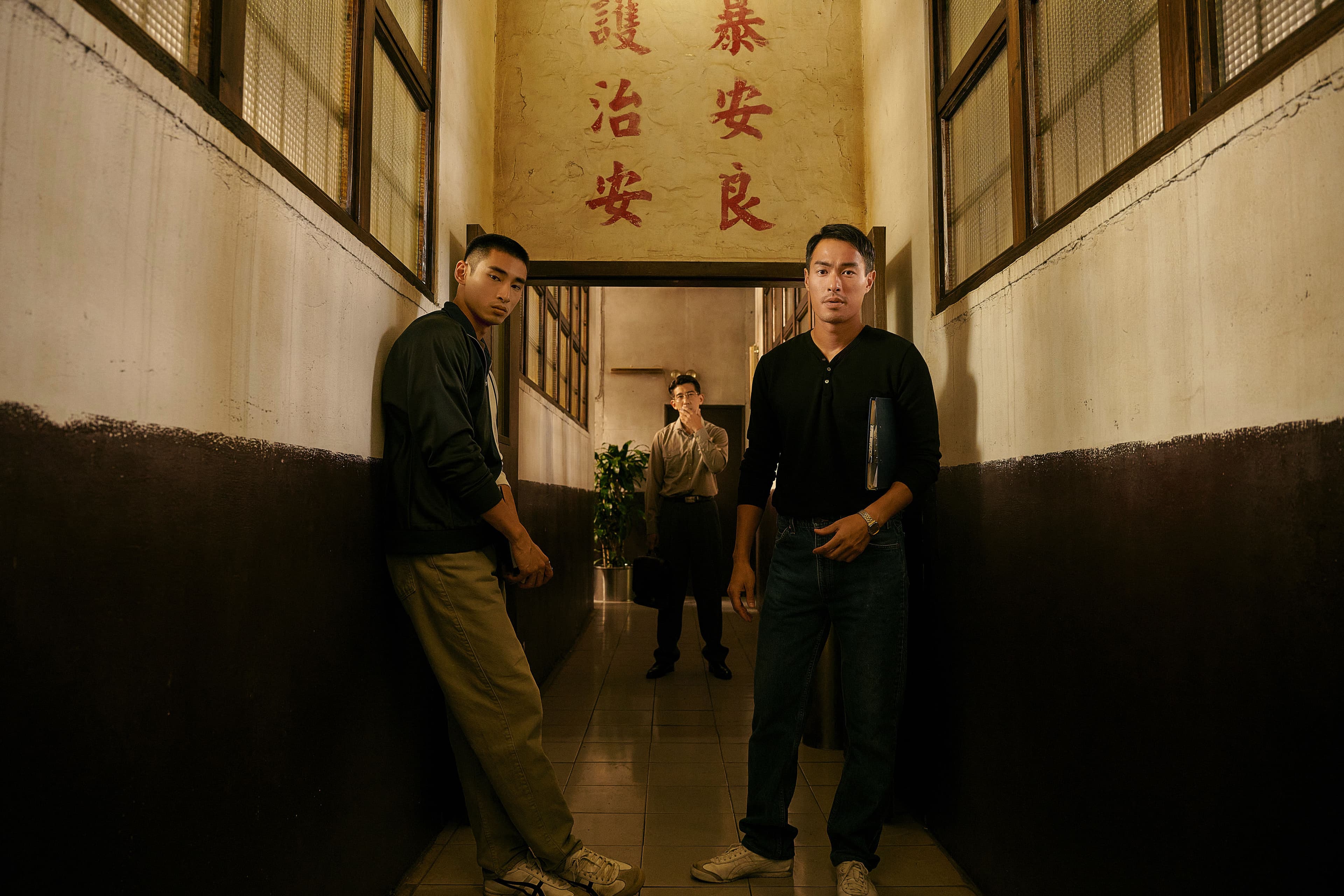 《華燈初上》楊祐寧（右一）、章廣辰（左一）、修杰楷（中）將牽扯出警政系統的祕密黑幕。（Netflix、百聿數碼提供）