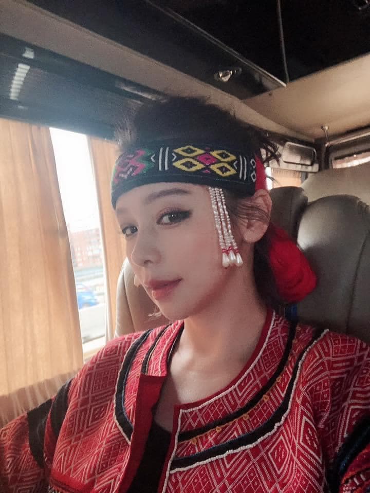 徐若瑄經常PO出穿原住民服飾的圖片,也稱自己是原住民的眼睛不用開眼頭。(翻攝徐若瑄臉書)