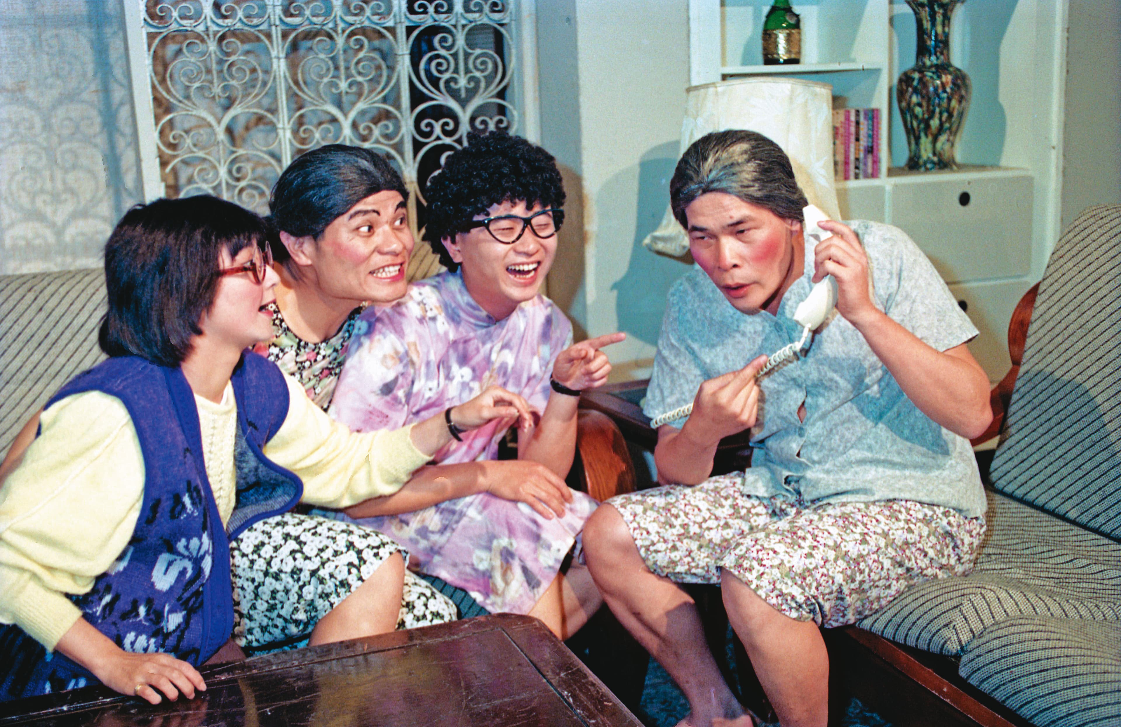 澎恰恰(右1)被王偉忠相中,1987年加入電視節目《連環泡》主持群,也由此敲響第一座金鐘獎。(聯合知識庫)