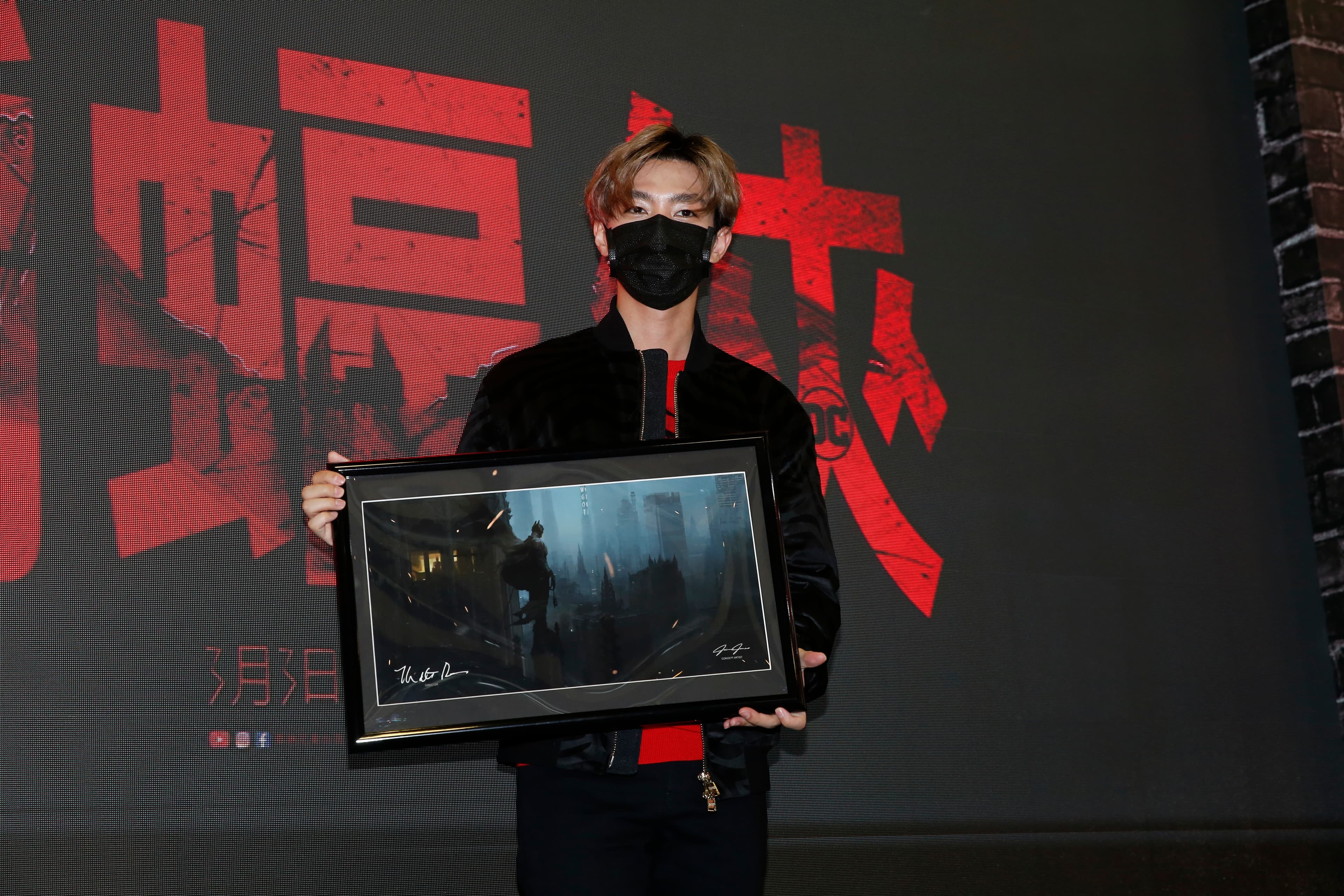 炎亞綸手上的《蝙蝠俠》概念草圖,是導演麥特李維斯簽名的版本。