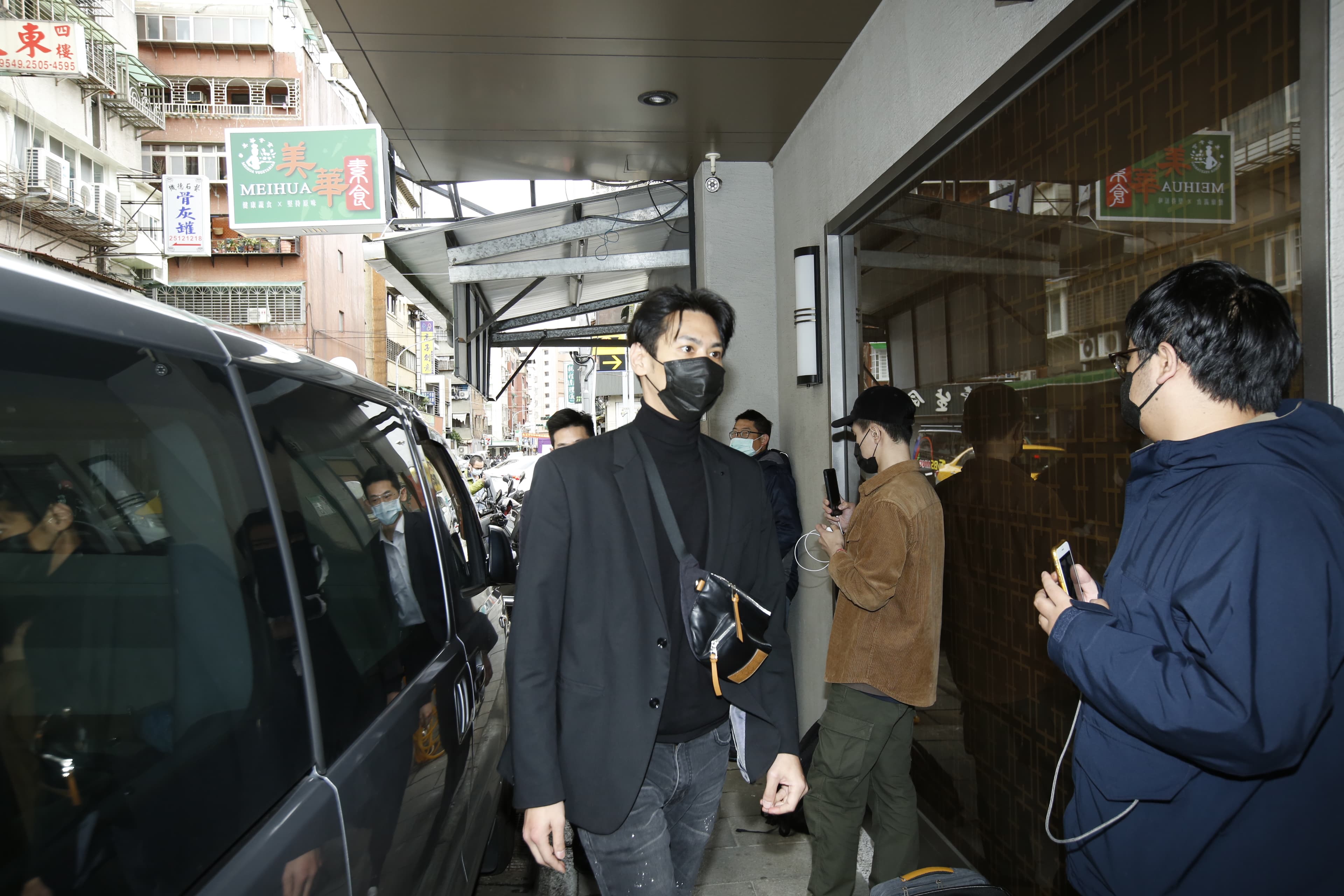 陳德烈聽到明金成離世的訊息時哭了，他也幫忙家族處理後事。