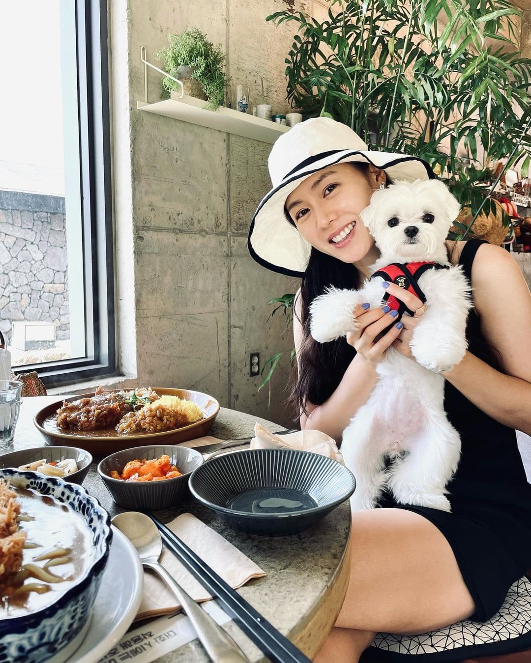 孫藝真去年9月開心抱著愛犬留下在濟州島的紀念照片，後來有網友證實她是與玄彬一起度假。（翻攝孫藝真IG）