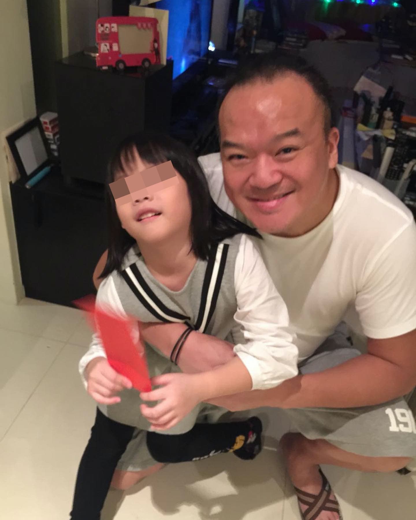 黃鐙輝和明金成(右)多年來都有連絡,明金城還包紅包給乾女兒黃太後。(翻攝臉書)