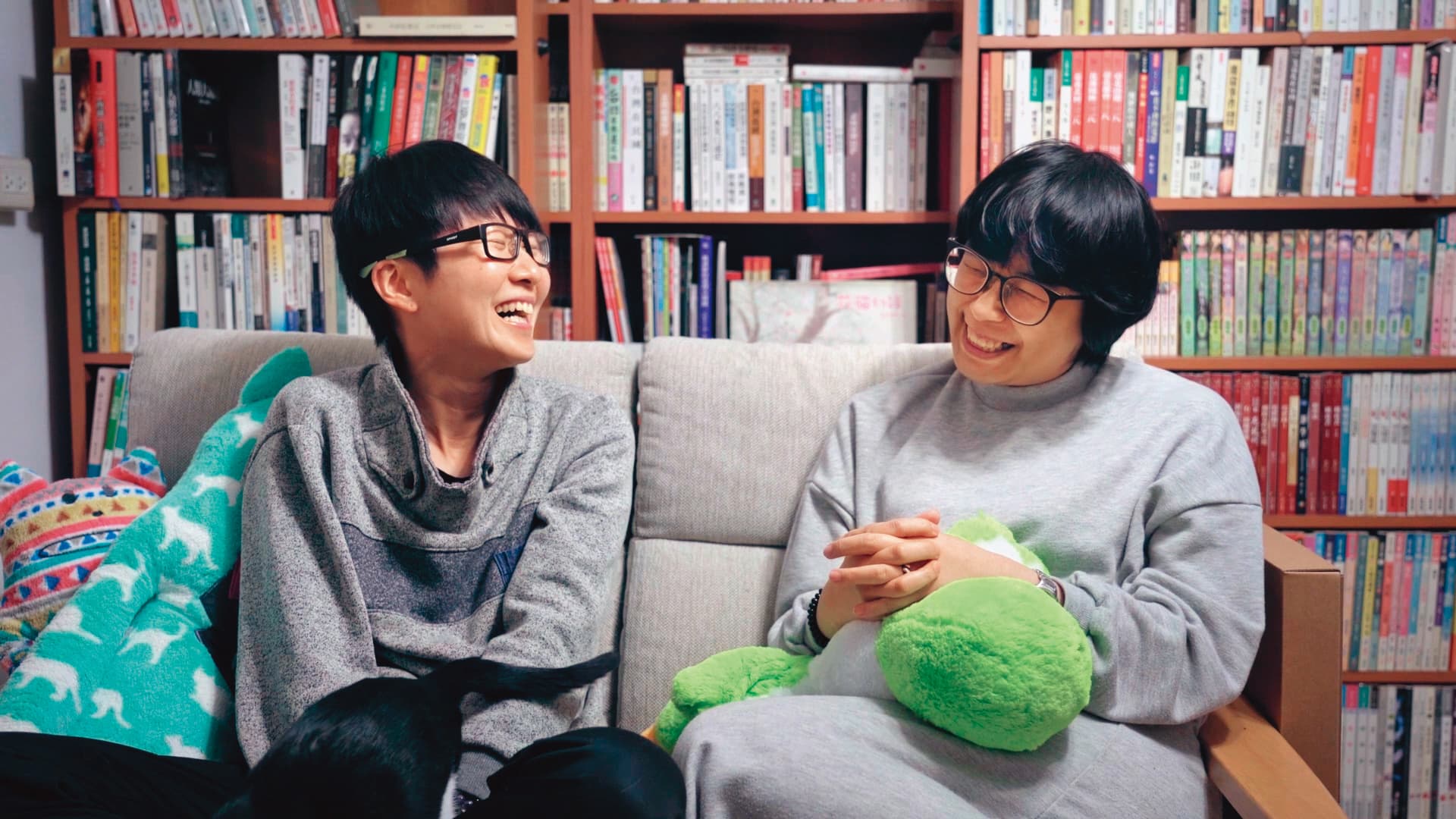 《愛別離苦》聚焦位於桃園龍潭的「菱潭街興創基地」,6組人物均為女性,包括經營獨立書店的家華(右)和她的同性伴侶陳喵(左)。(後場音像提供)