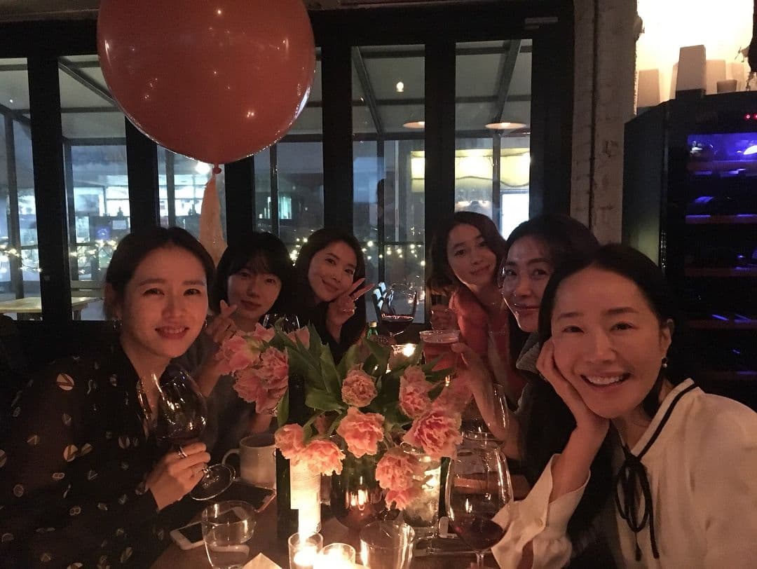 孫藝真（左）私下很常與李貞賢（左二起）、吳允兒、李珉廷、宋玧妸等人出遊。（翻攝自孫藝真Instagram）