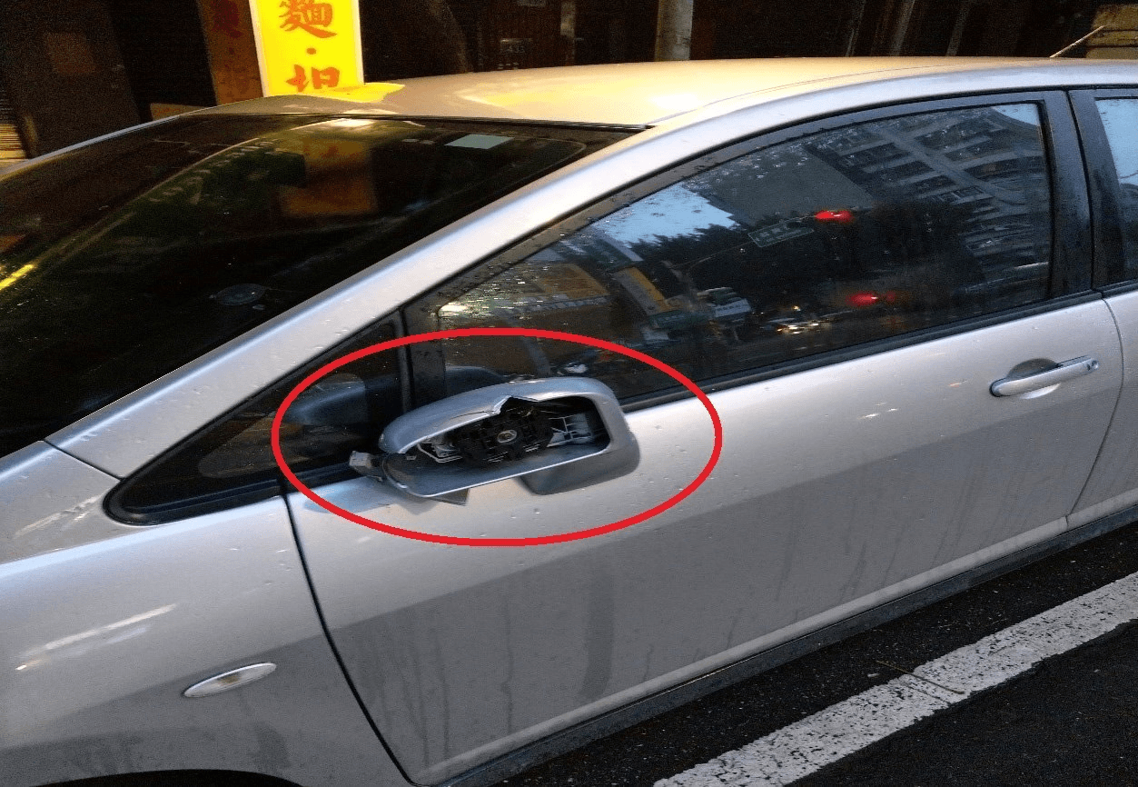 被害車主停在路邊的車輛遭黃男打壞後照鏡。(警方提供)