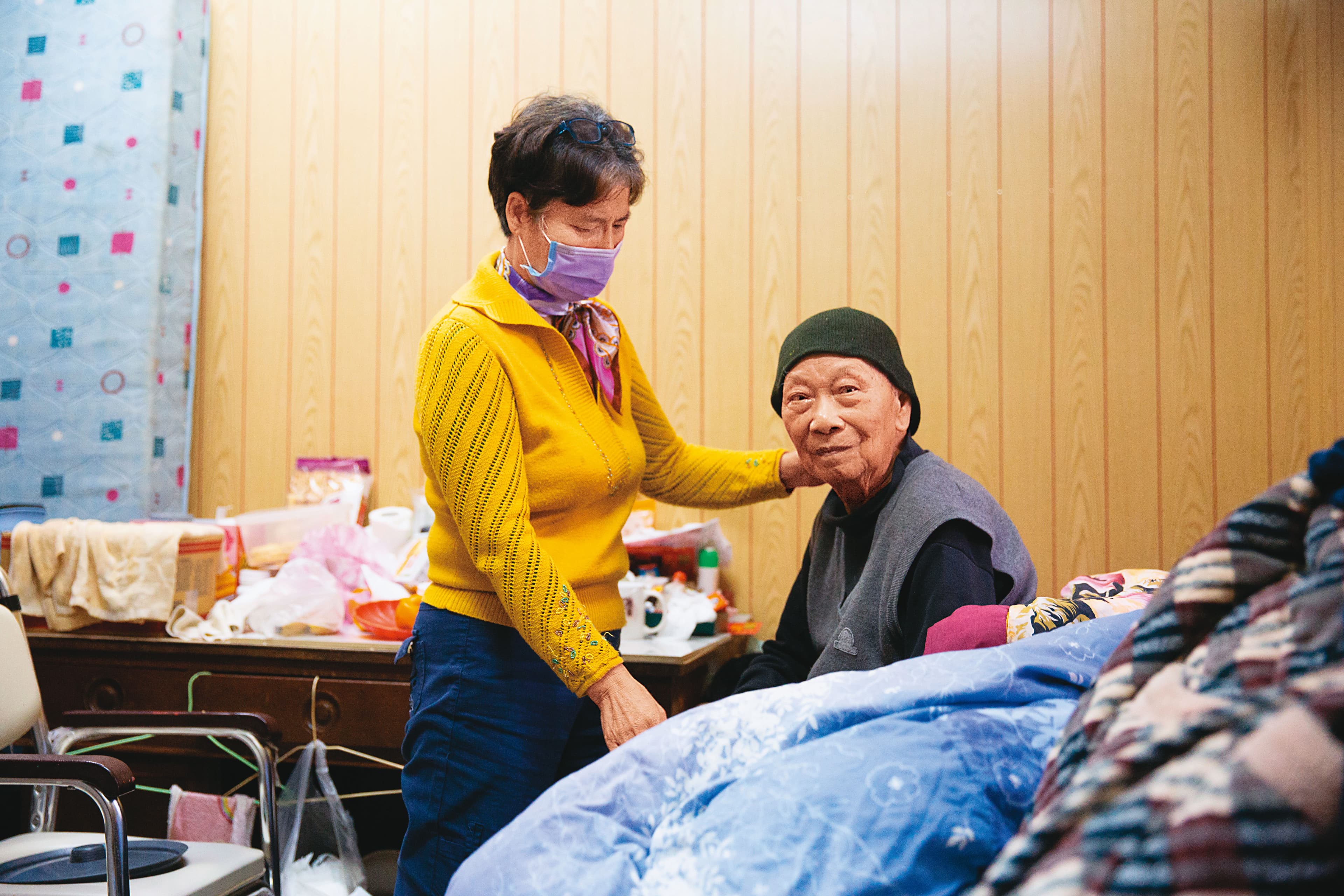 高齡99歲的彩虹爺爺黃永阜（右）去年底跟妻子（左）一同搬離彩虹眷村。