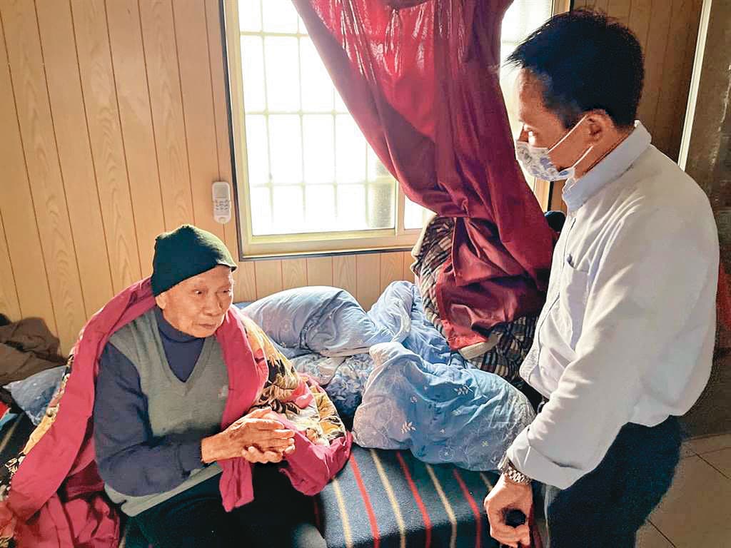 台中市議員張耀中（右）說要救援彩虹爺爺黃永阜（左），但遭黃拒絕、打臉。（張耀中服務處提供）