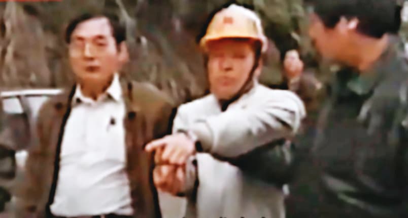 曹阿明（中）到案後，被警方帶回現場模擬犯案過程。（東森新聞提供）