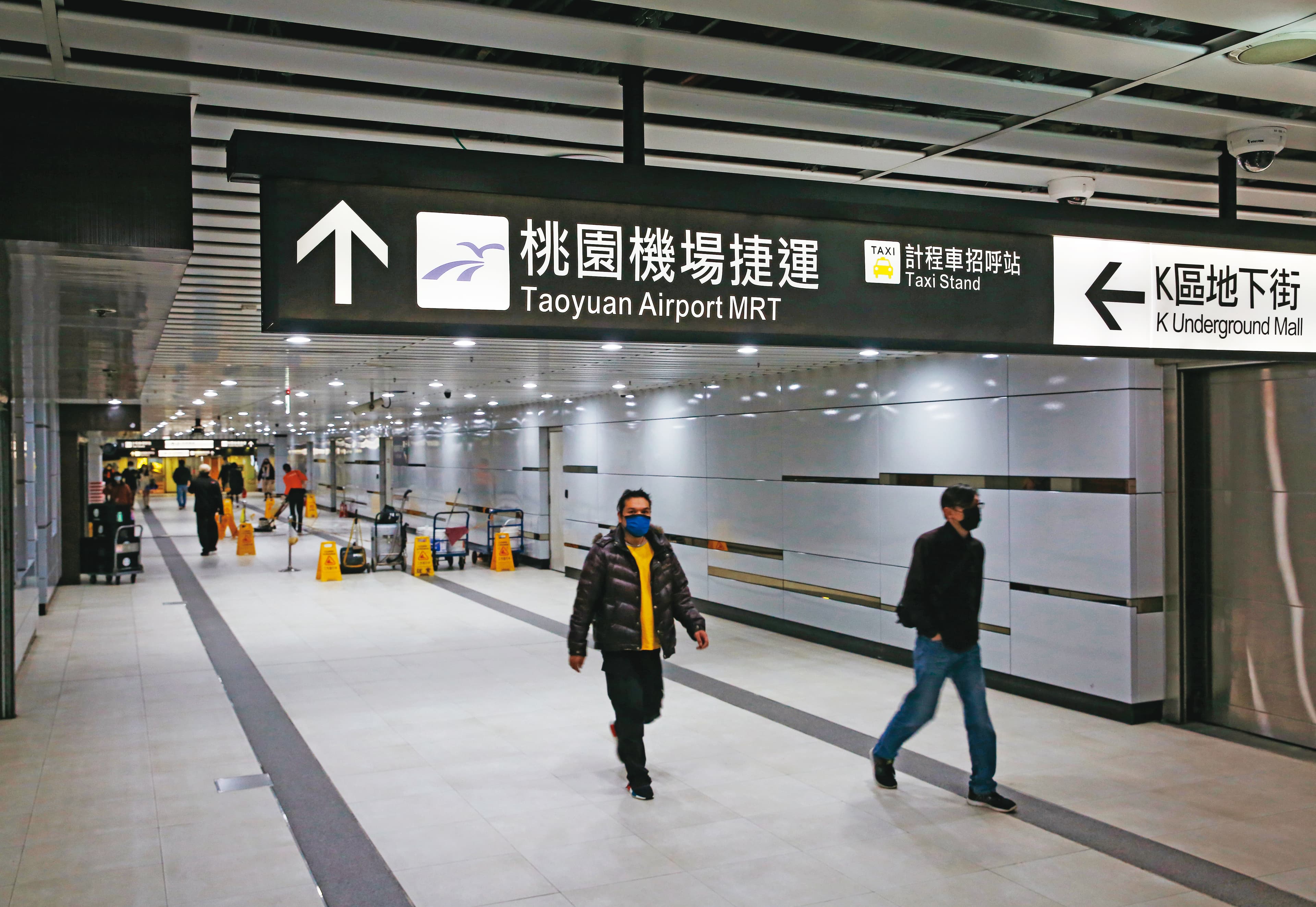 受疫情干擾,台北車站與機場捷運聯結的通道變得相當冷清。