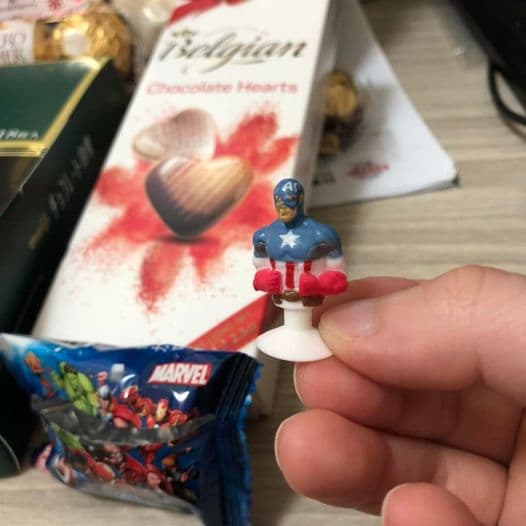 網友分享自己抽到的美國隊長公仔,卻質疑:「他的眼睛是脫窗嗎?」(翻攝「爆廢公社」)