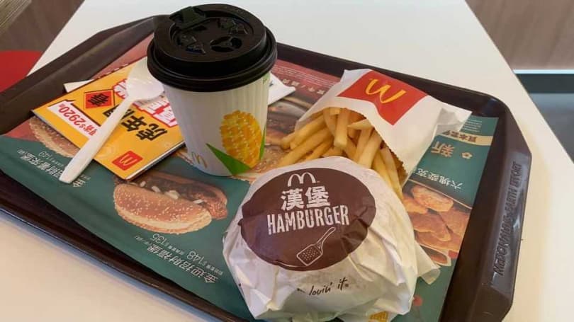 女網友貼出麥當勞漢堡照。(翻攝自「爆怨公社」)